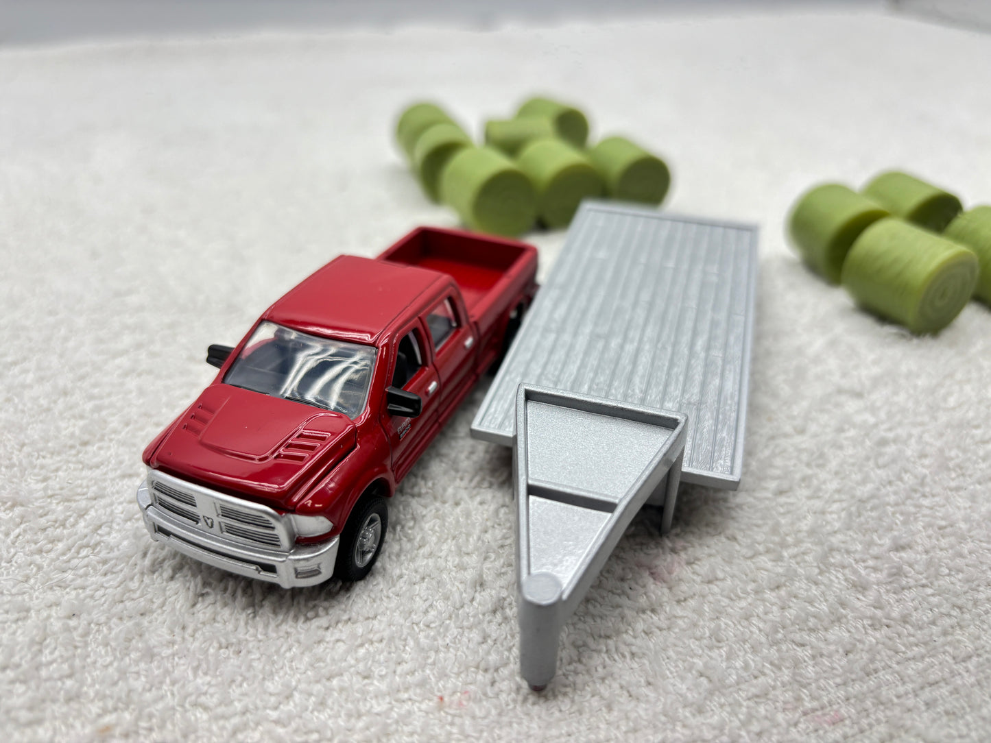 1/64 Ram Pick-up with Trailer + bales