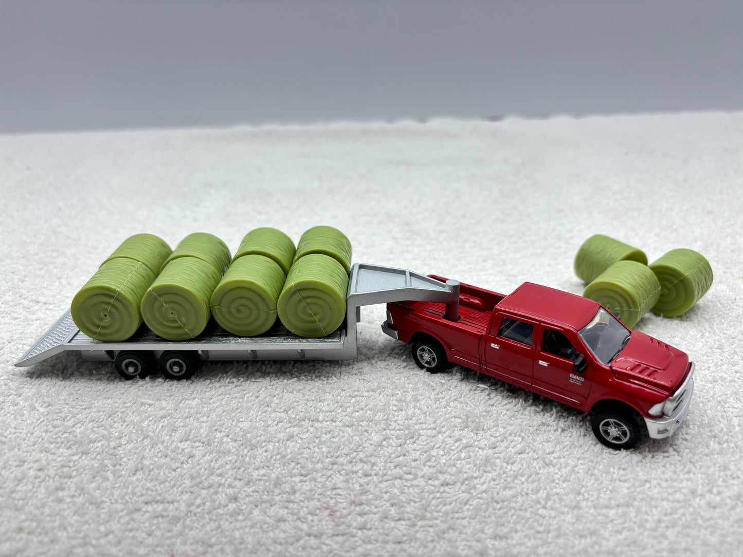 1/64 Ram Pick-up with Trailer + bales