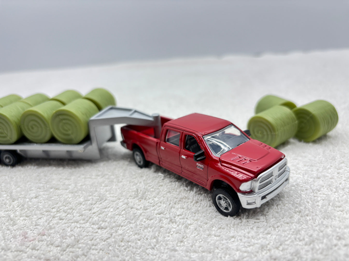 1/64 Ram Pick-up with Trailer + bales