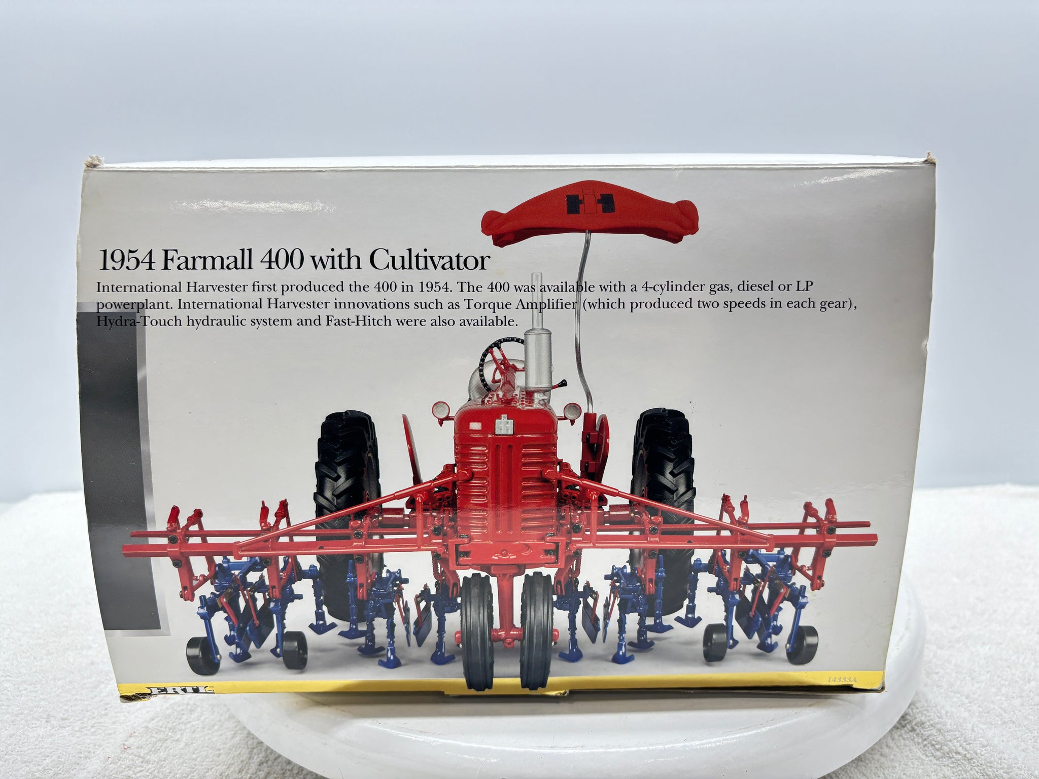 1/16 International Farmall 400 with Cultivator