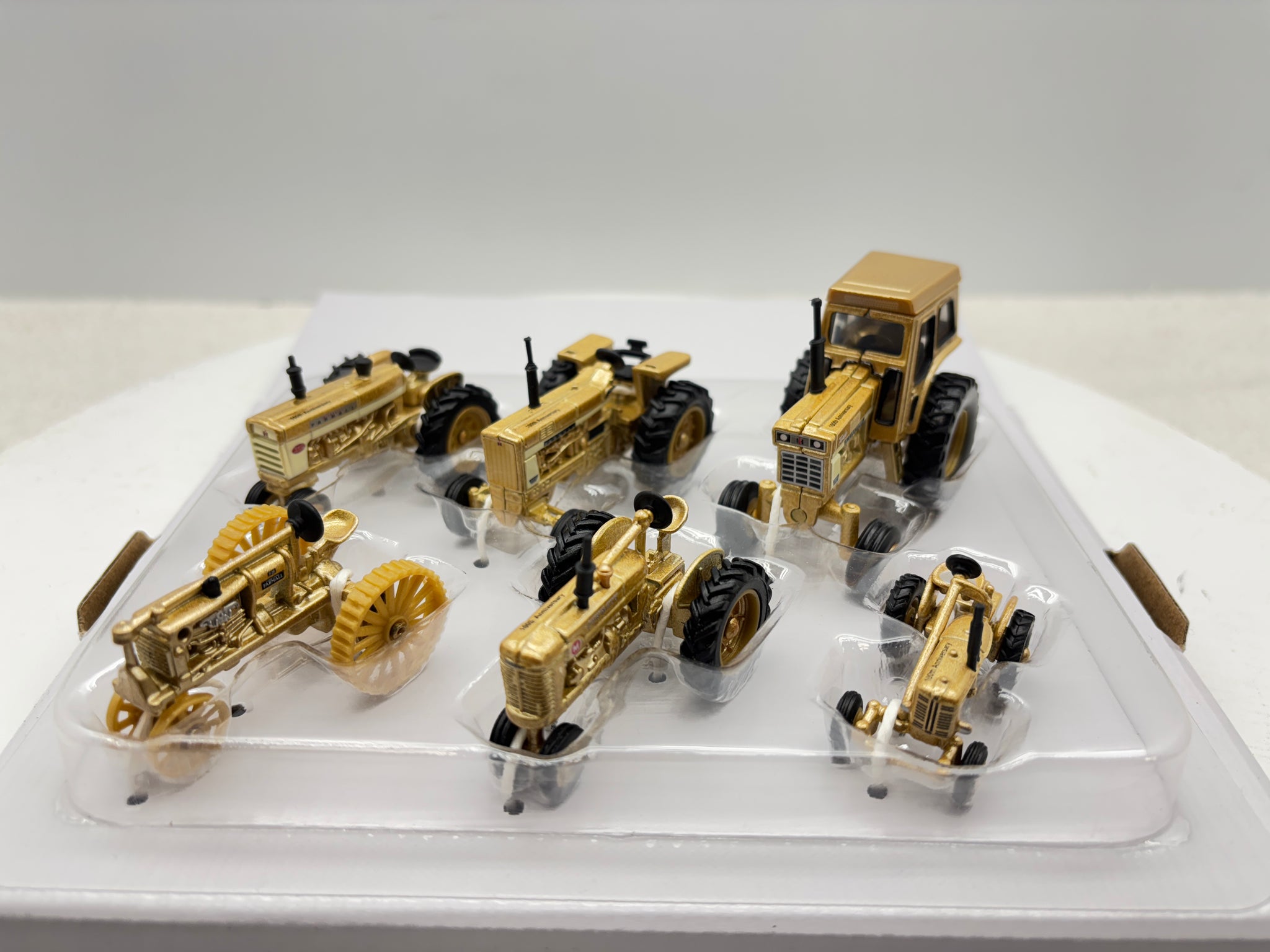 1/64 Case IH Farmall 100th Gold