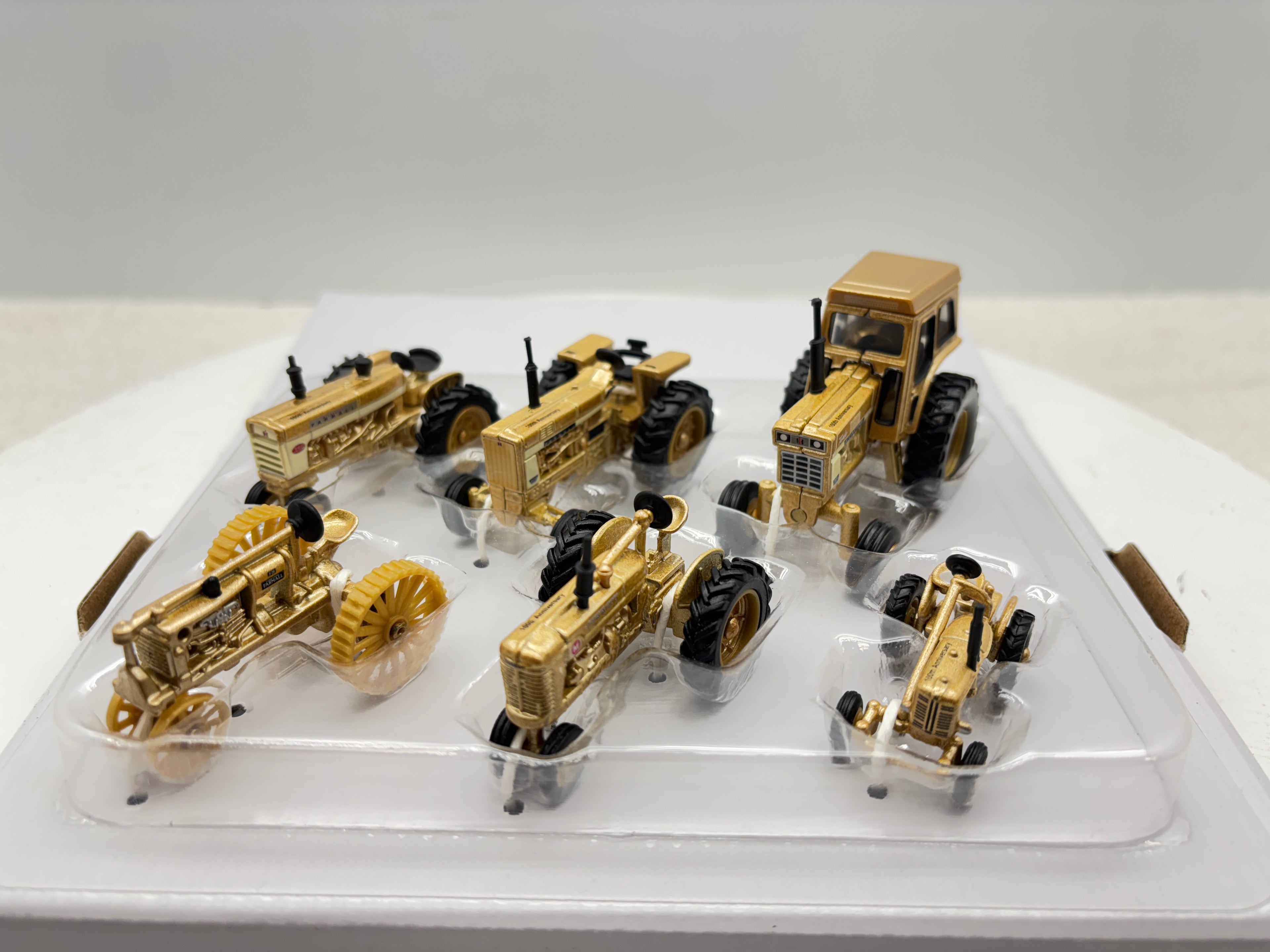 1/64 Case IH Farmall 100th Gold