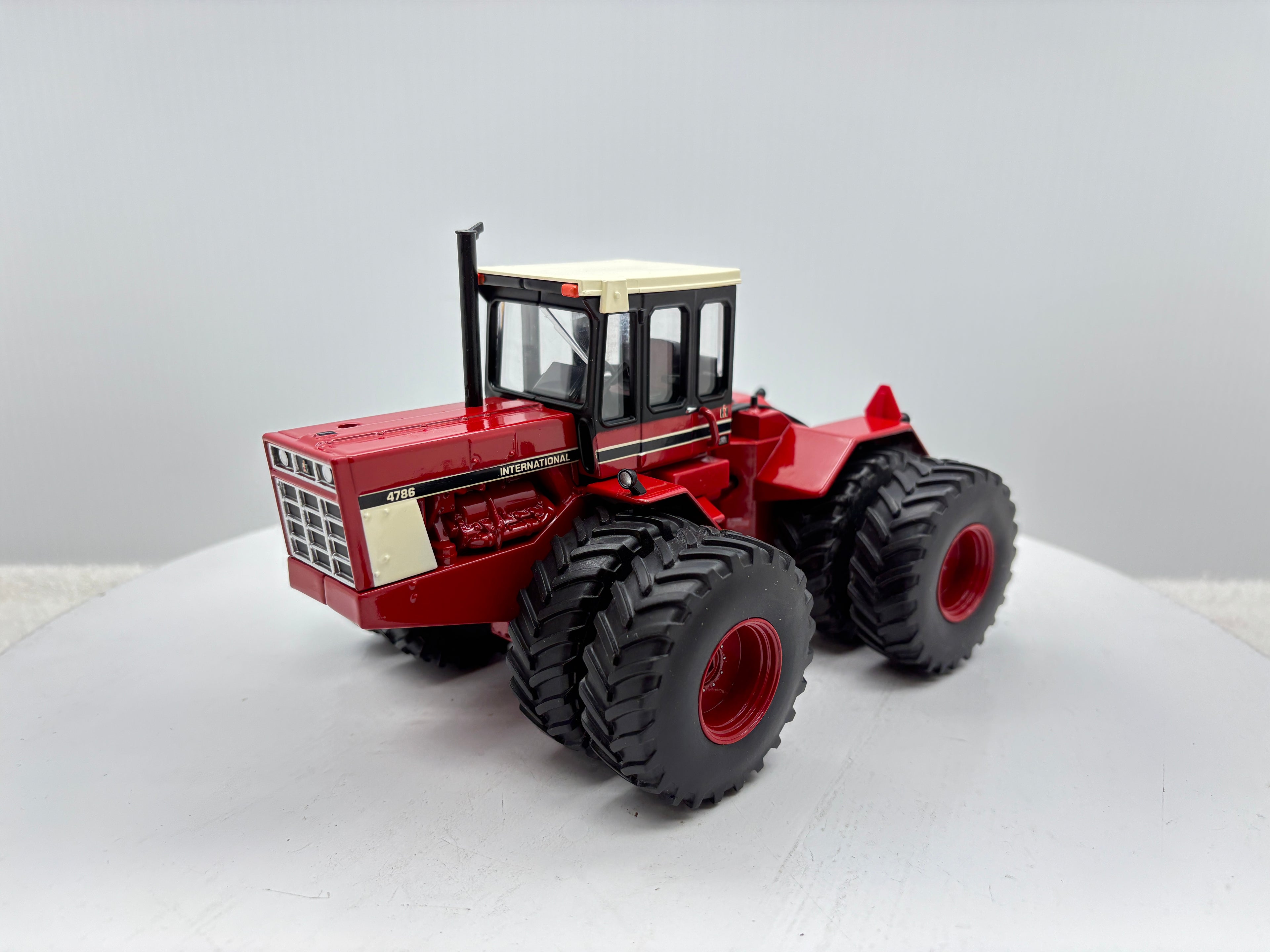 1/32 International 4786 NFTS