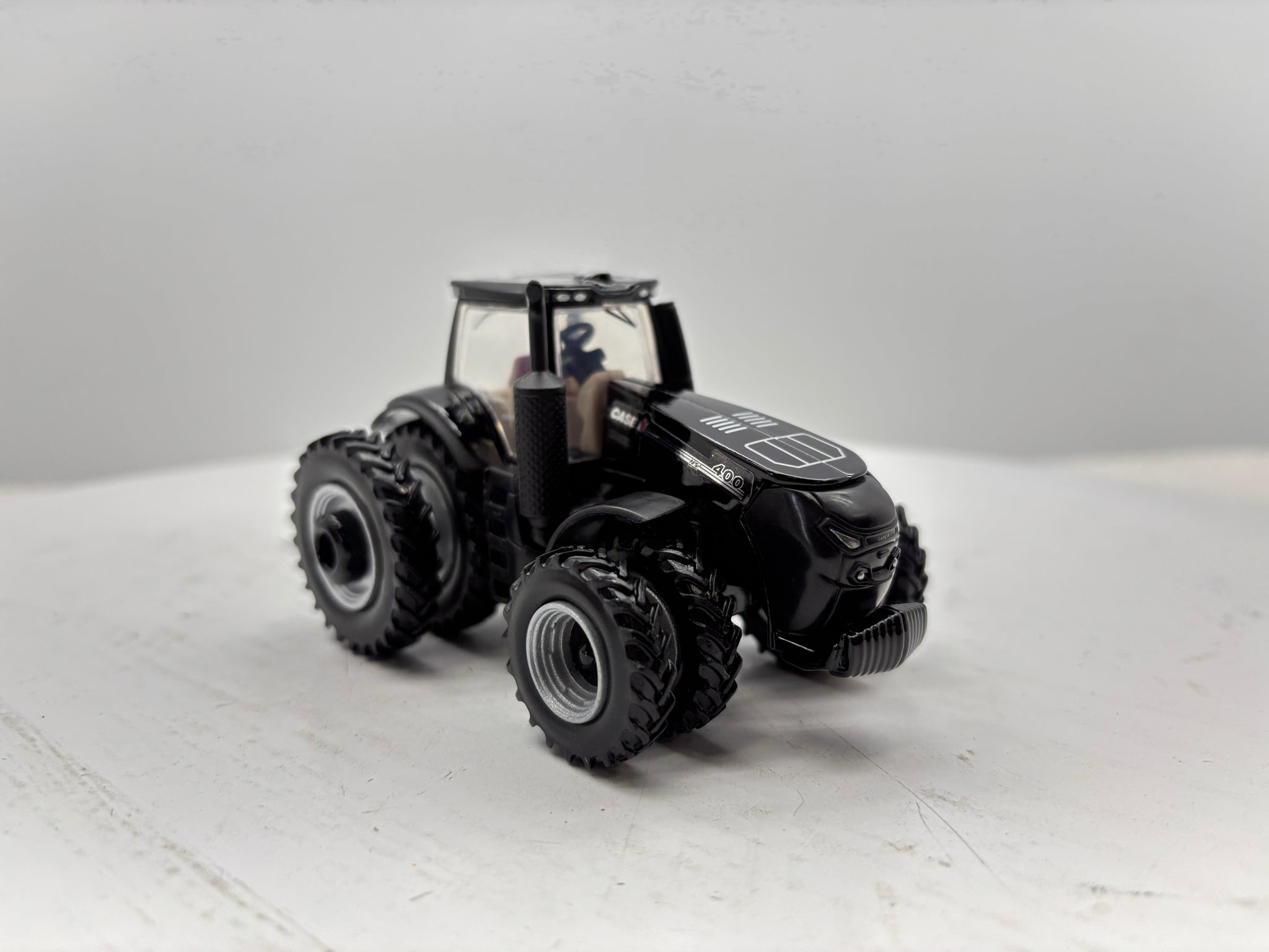 1/64 Case IH Magnum 400 Black