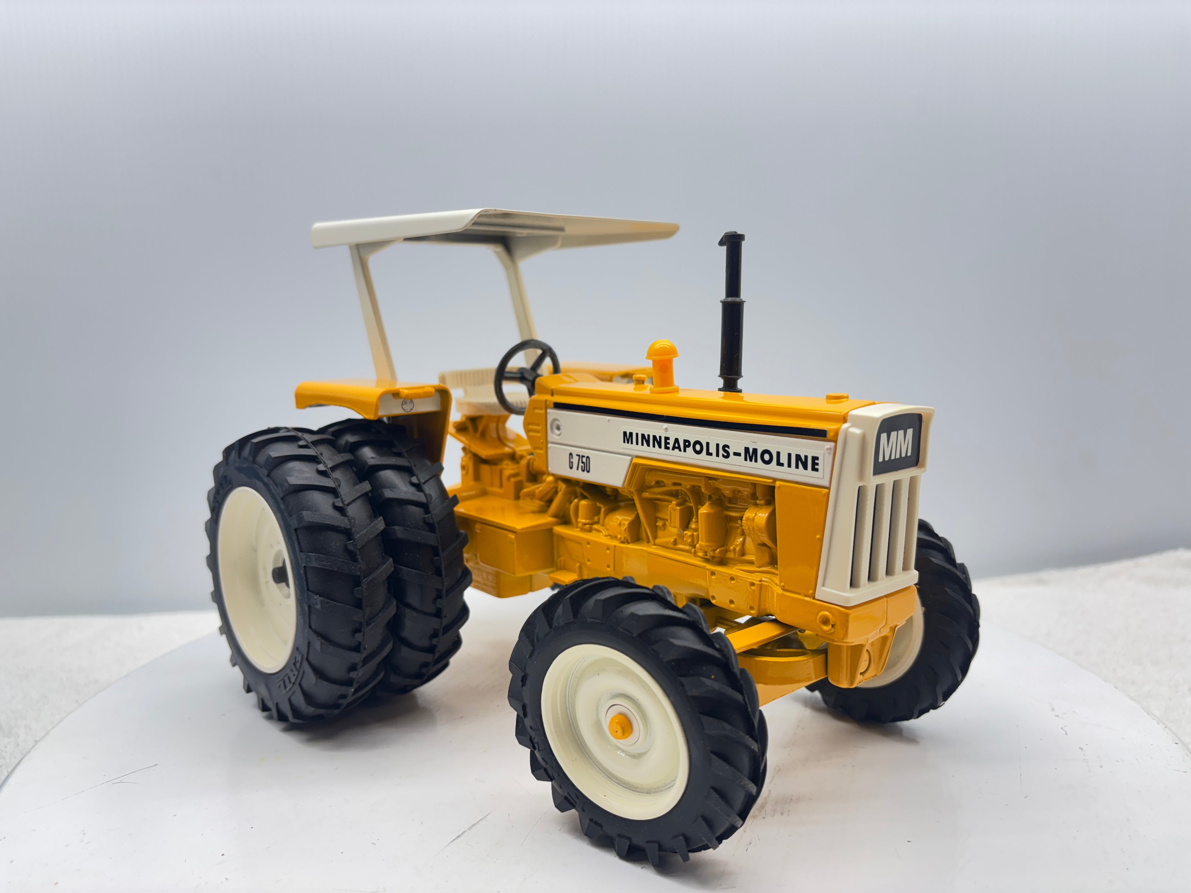 1/16 Minneapolis-Moline G-750 Toy Farmer Duals