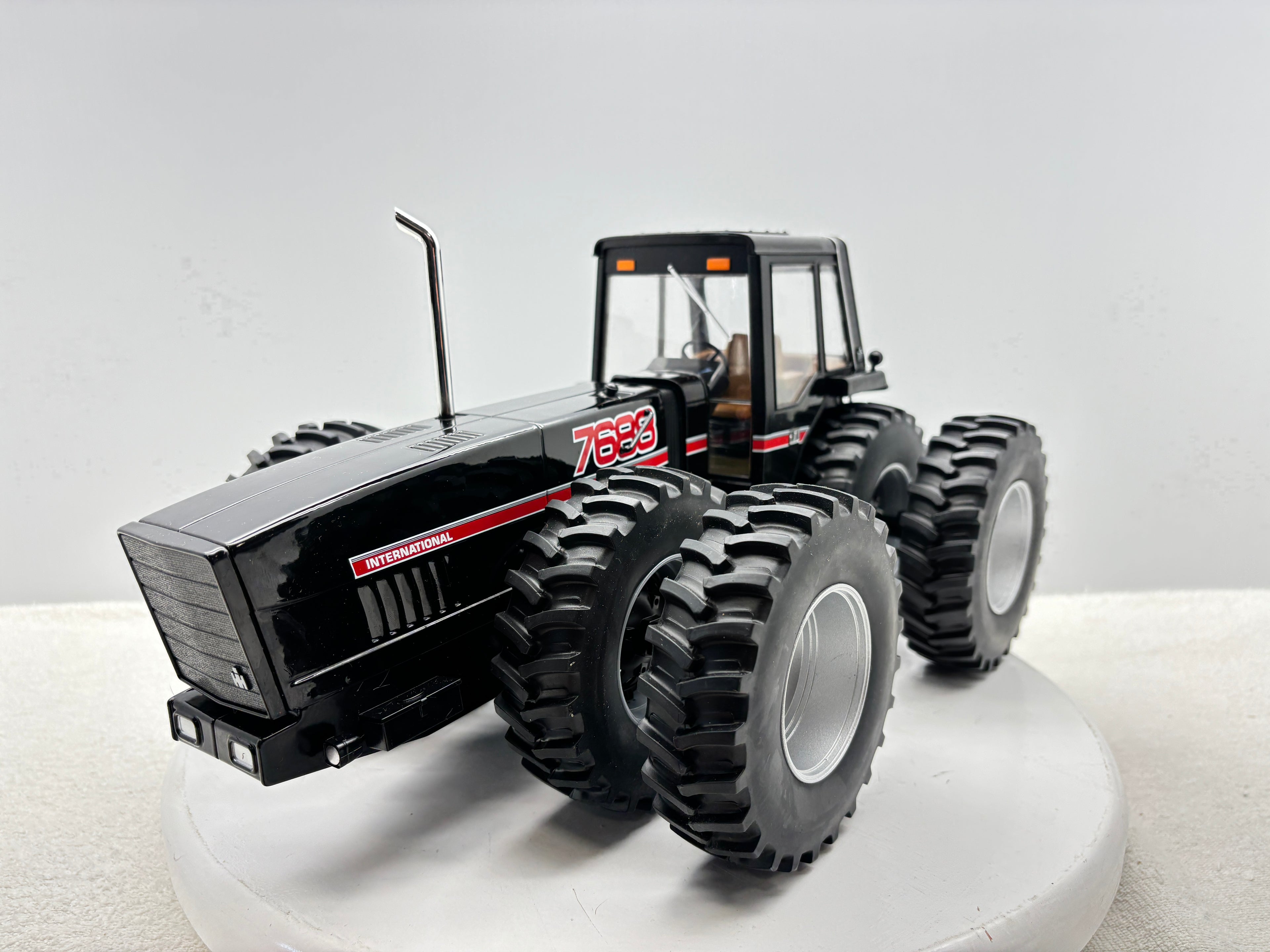 1/16 International 7688 Black