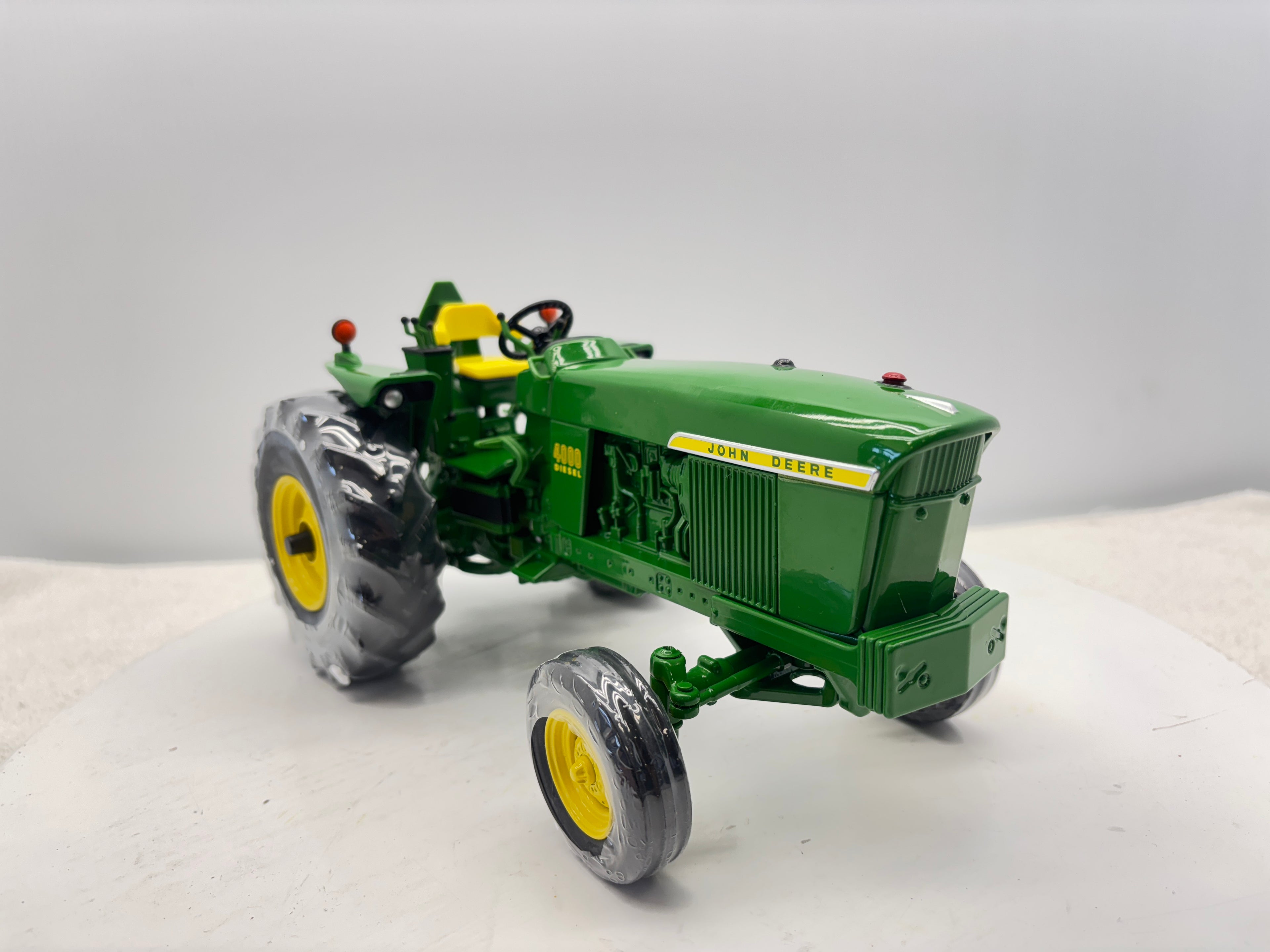 1/16 John Deere 4000 Two Cylinder
