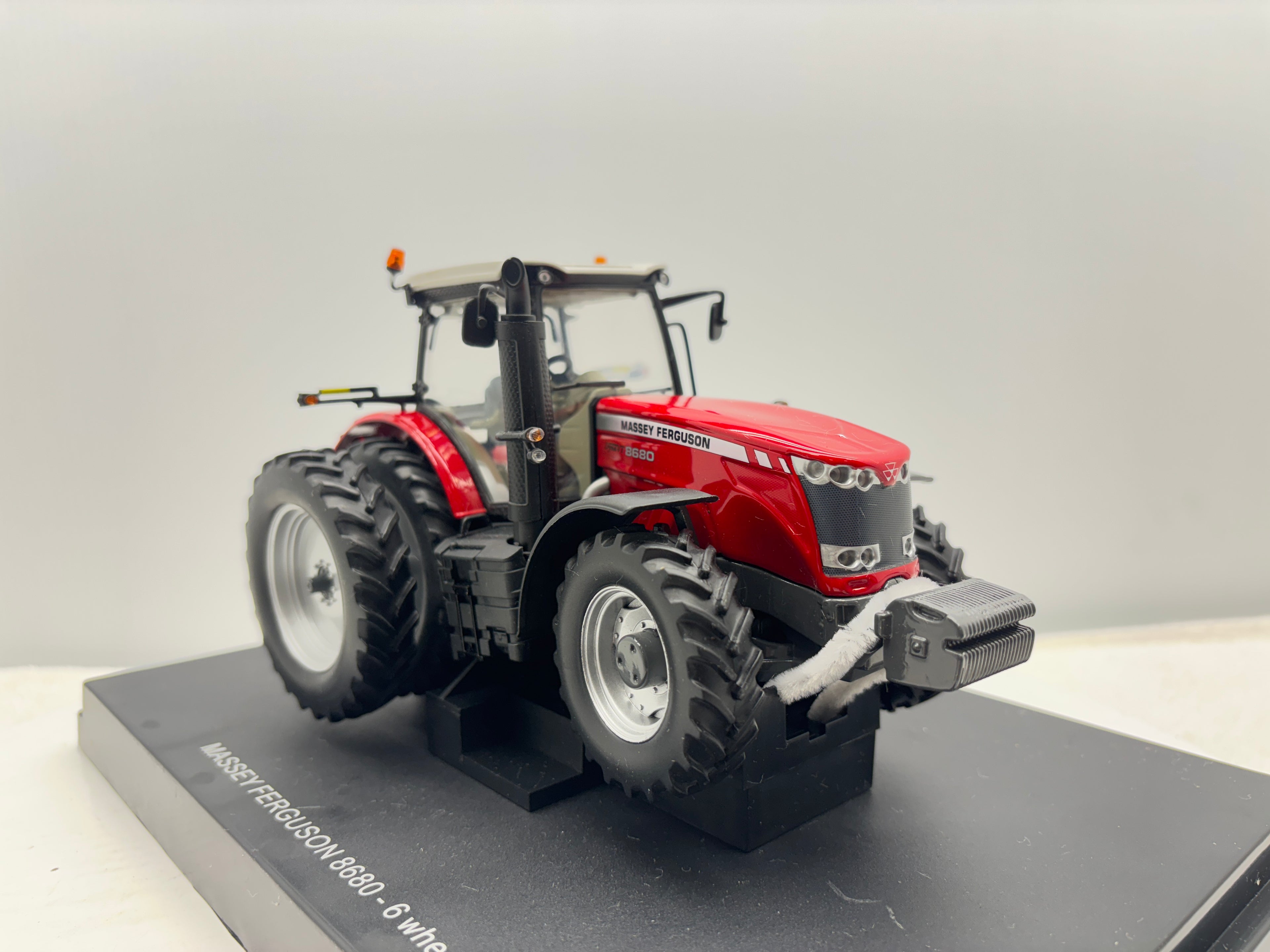 1/32 Massey Ferguson 8680
