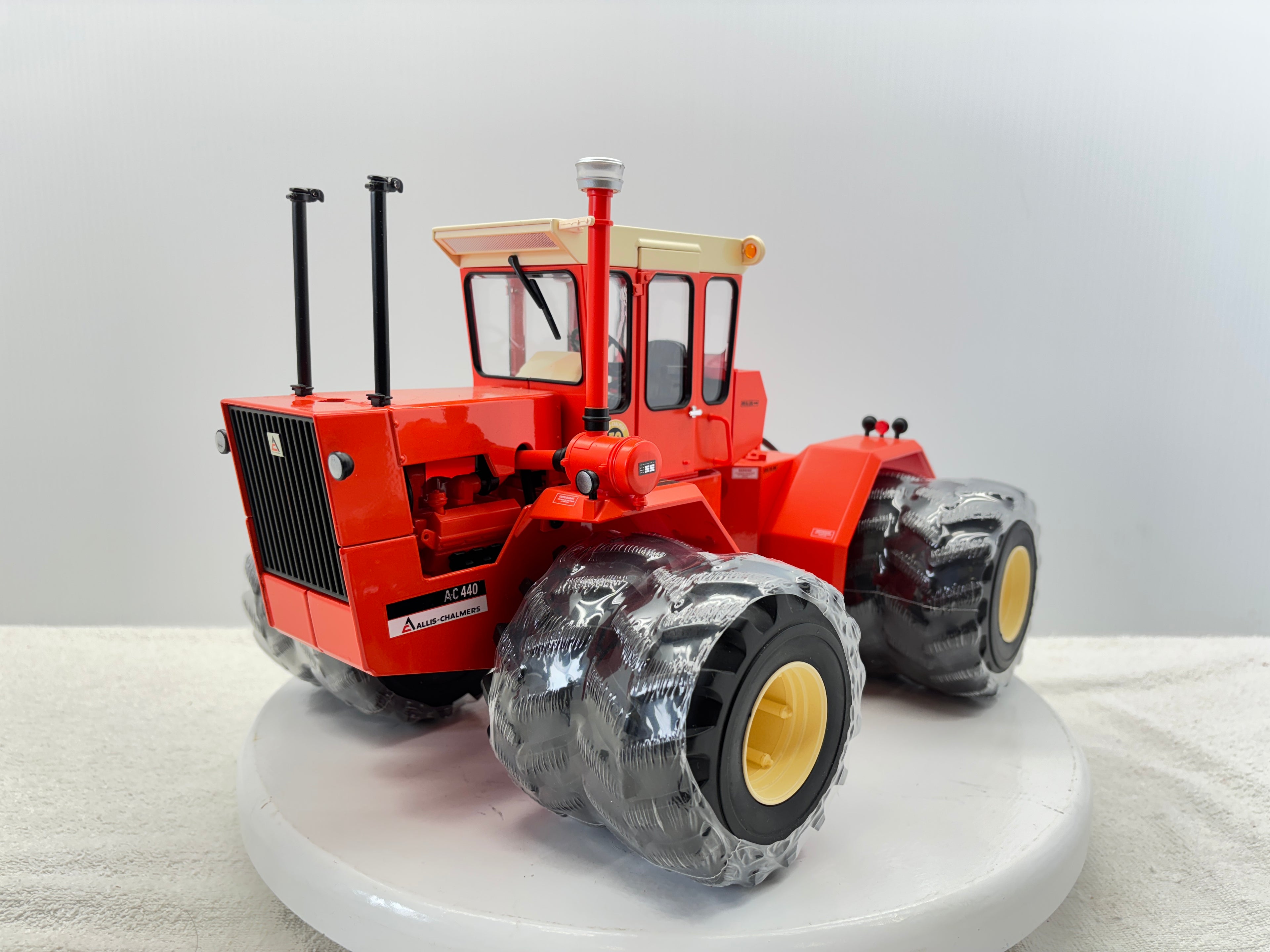 1/16 Allis-Chalmers 440 Prestige