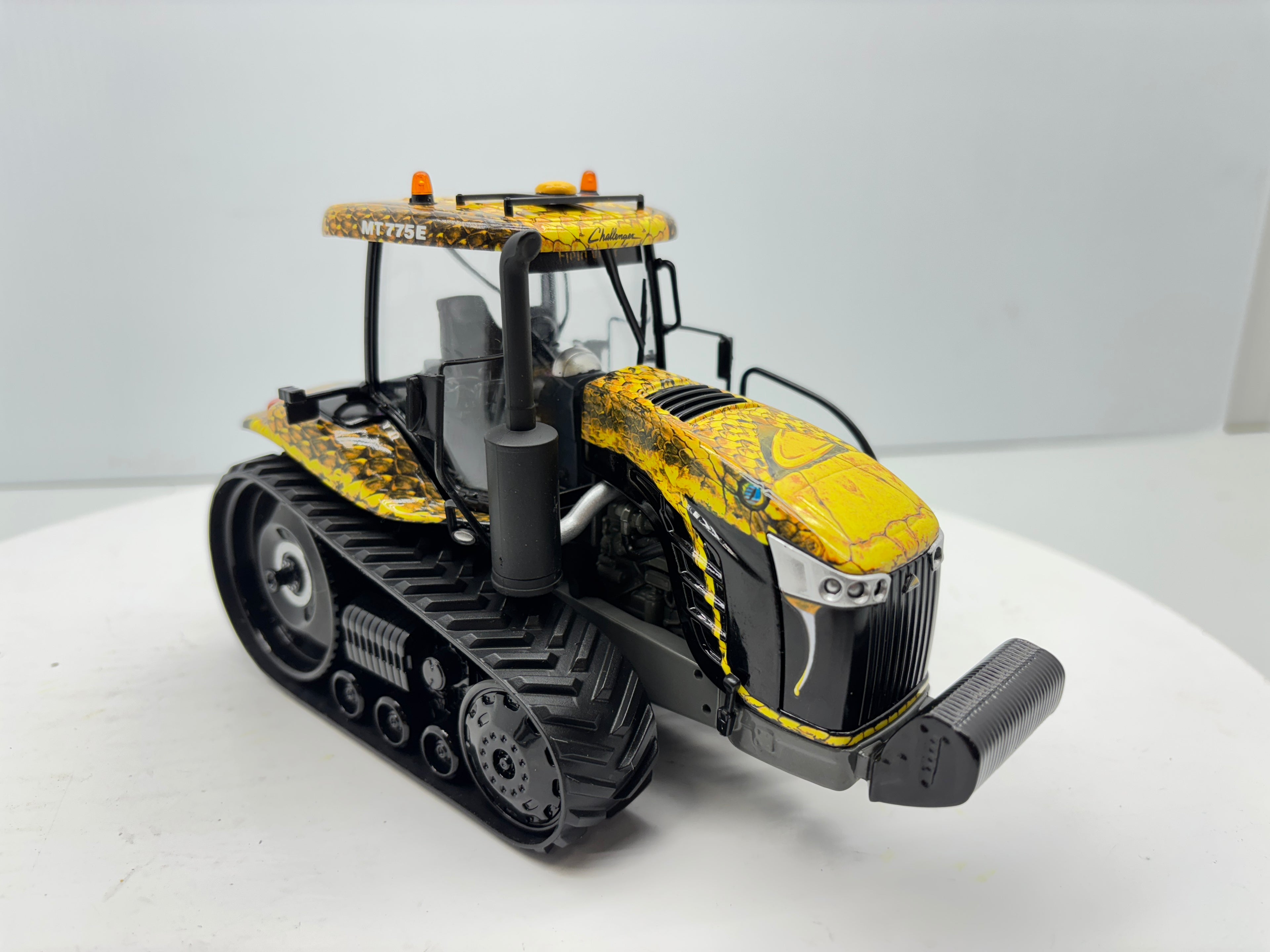 1/32 Challenger MT775E Field Viper