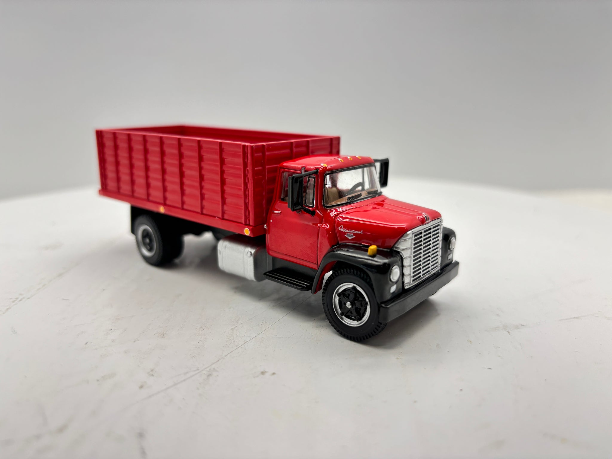 1/64 International Loadstar Red
