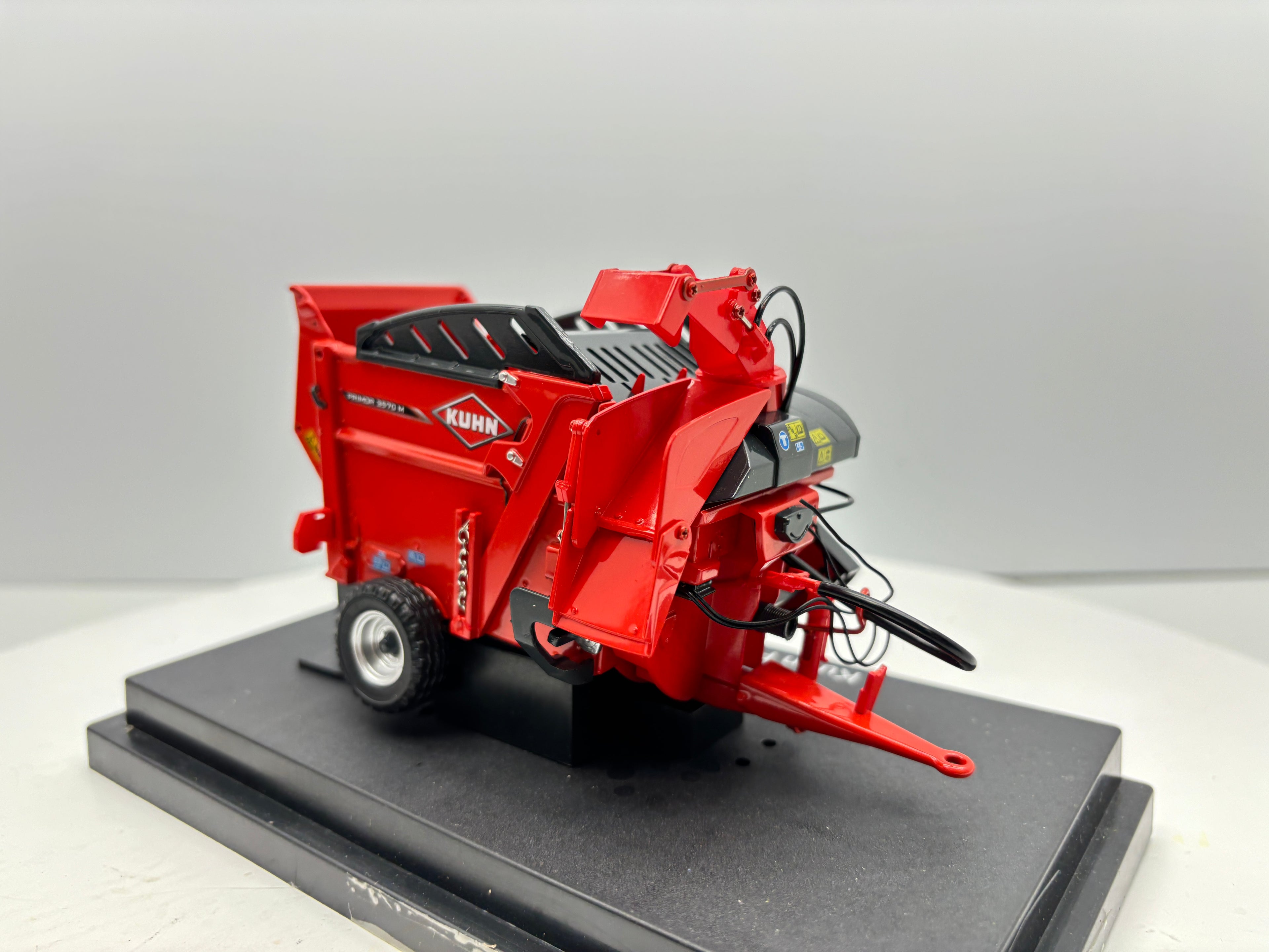 1/32 Kuhn Primor 3570 M
