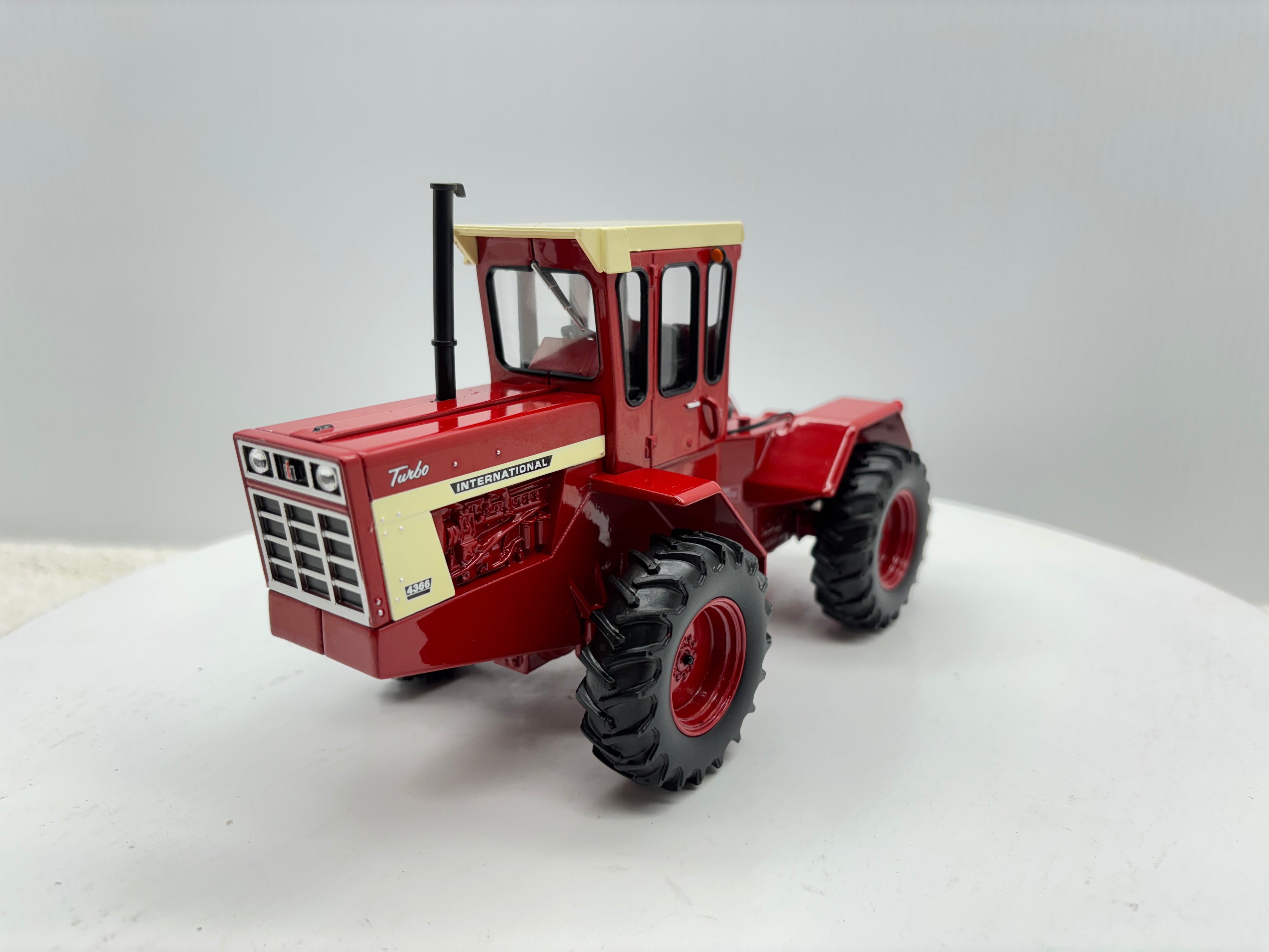 1/32 International 4366 Prestige