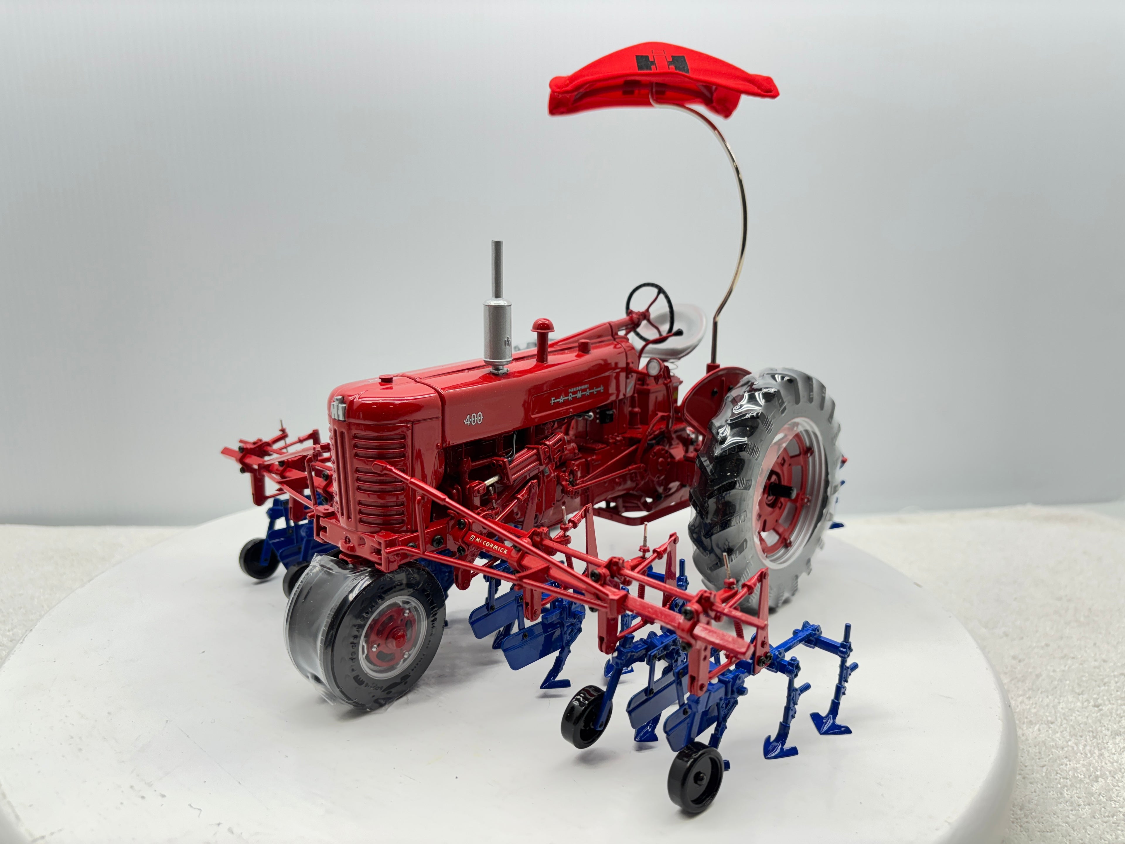 1/16 International Farmall 400 with Cultivator