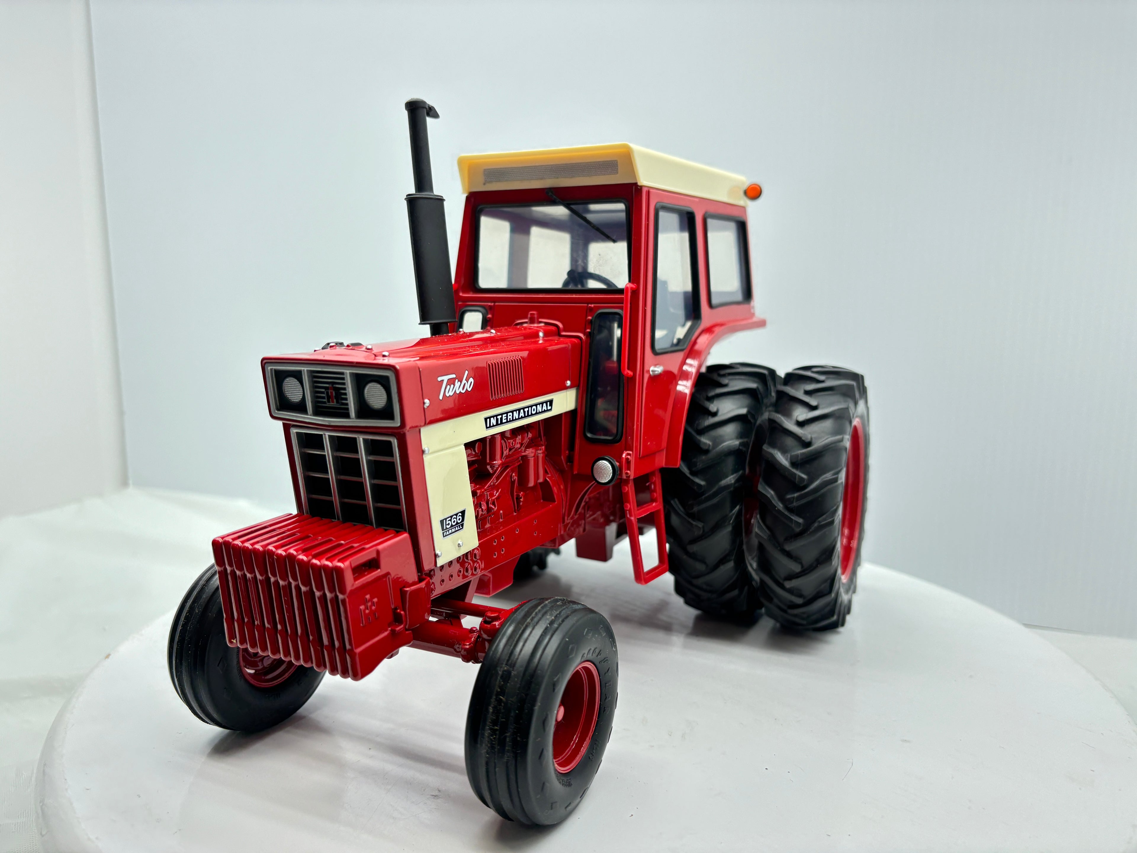 1/16 International 1566 Prestige