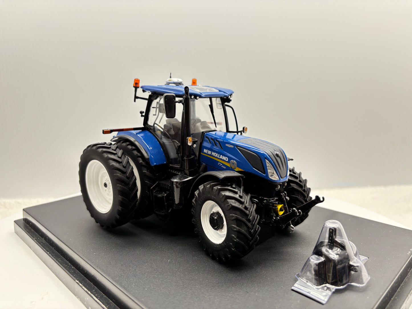 1/32 New Holland T7.225