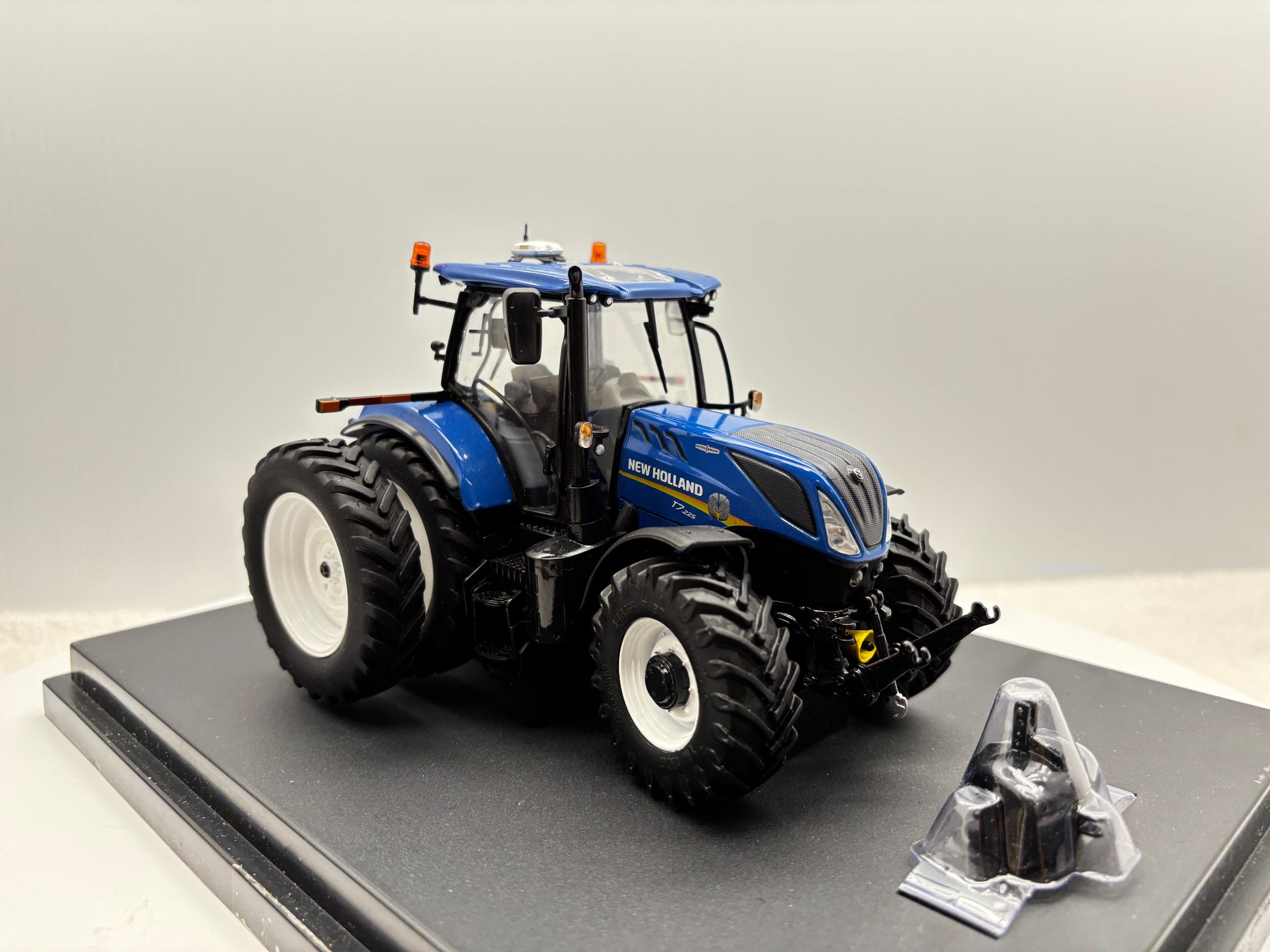 1/32 New Holland T7.225
