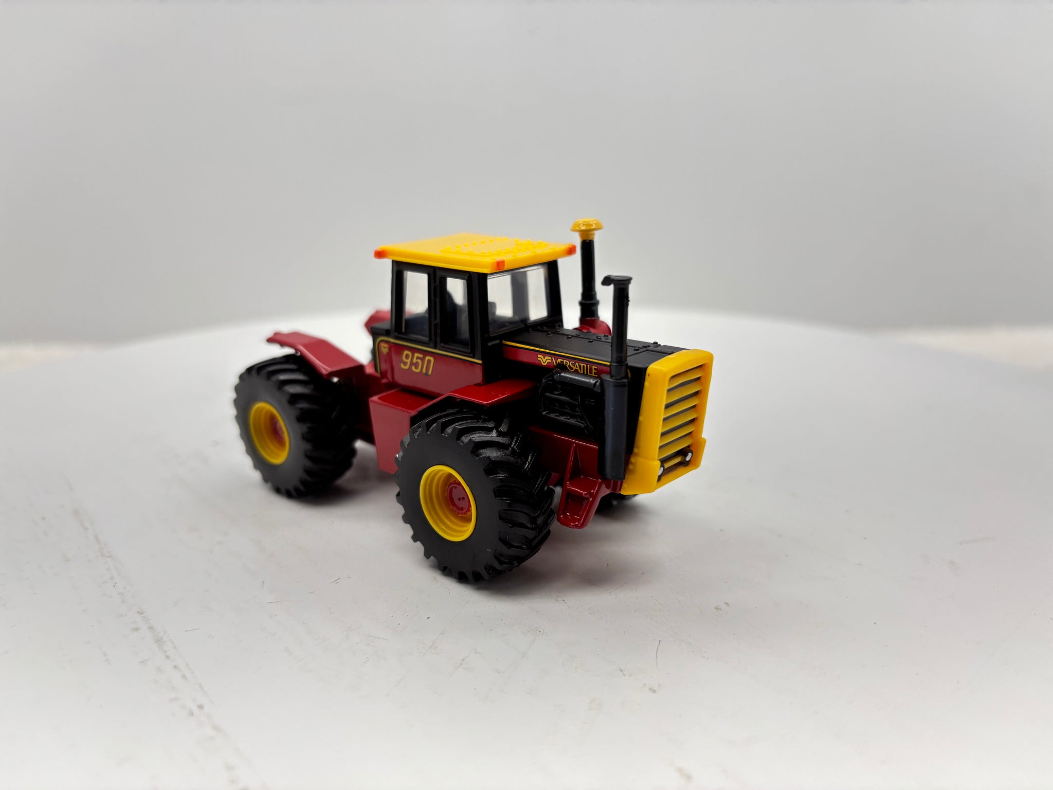 1/64 Versatile 950 Toy Farmer