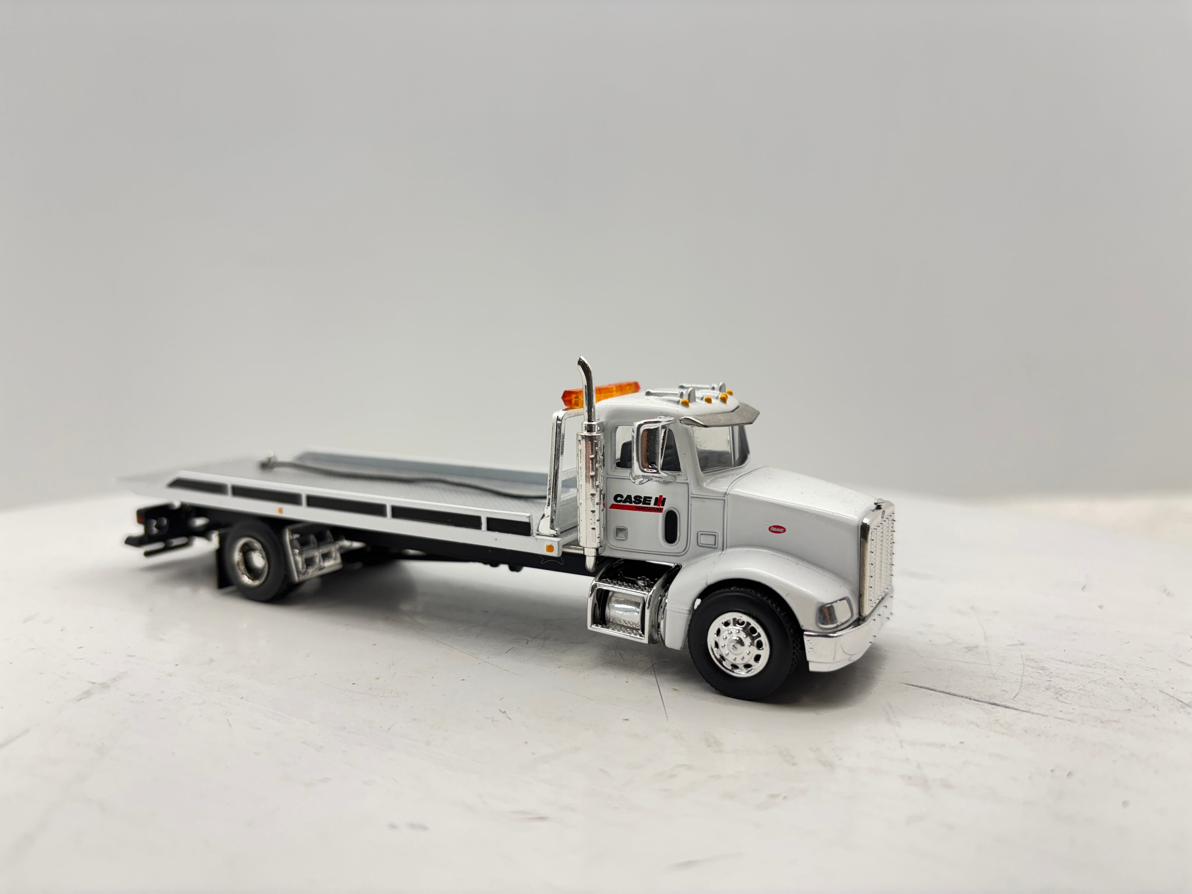 1/64 Peterbilt 385 Rollback White