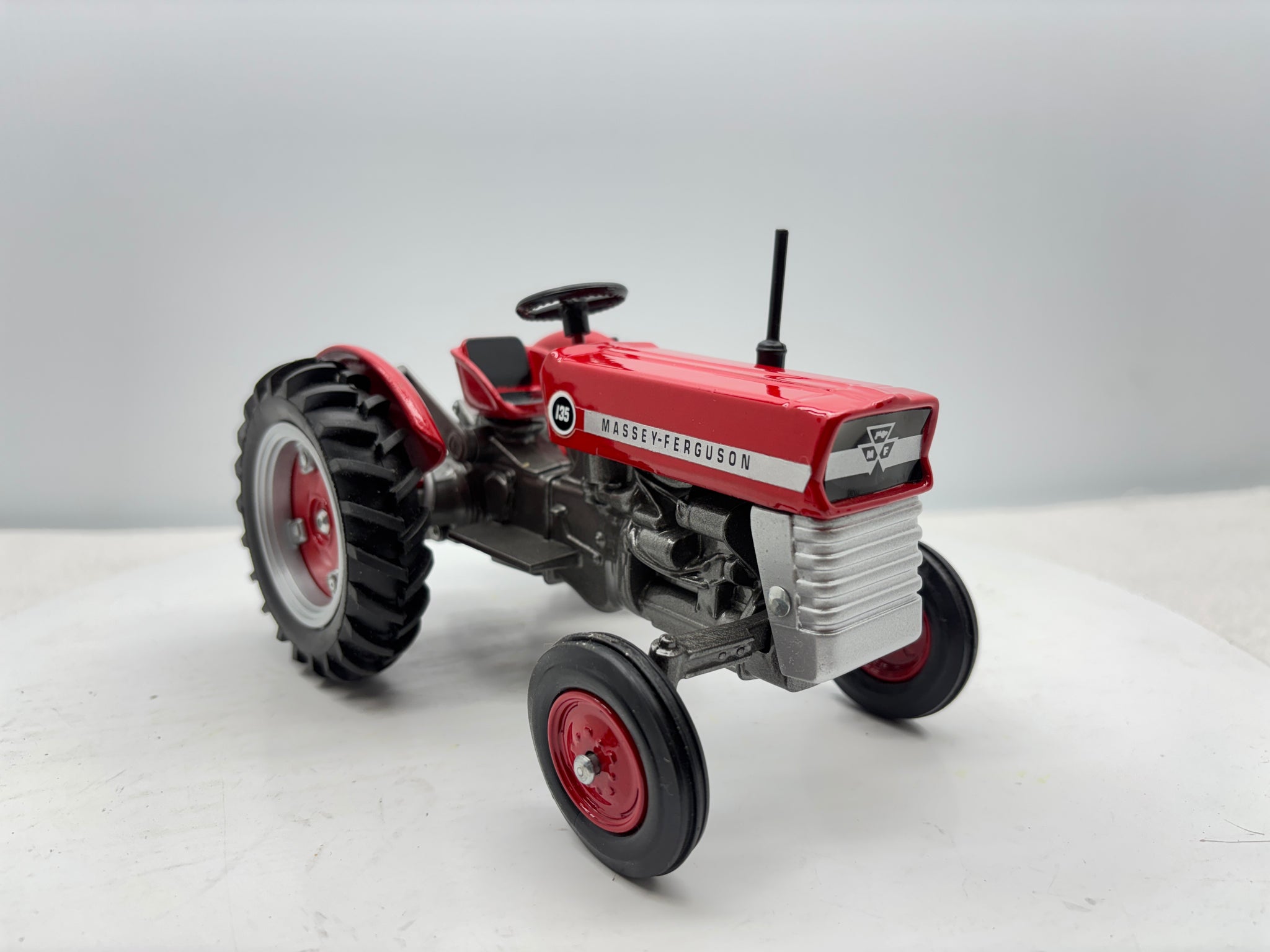 1/16 Massey Ferguson 135 National Farm Machinery Show