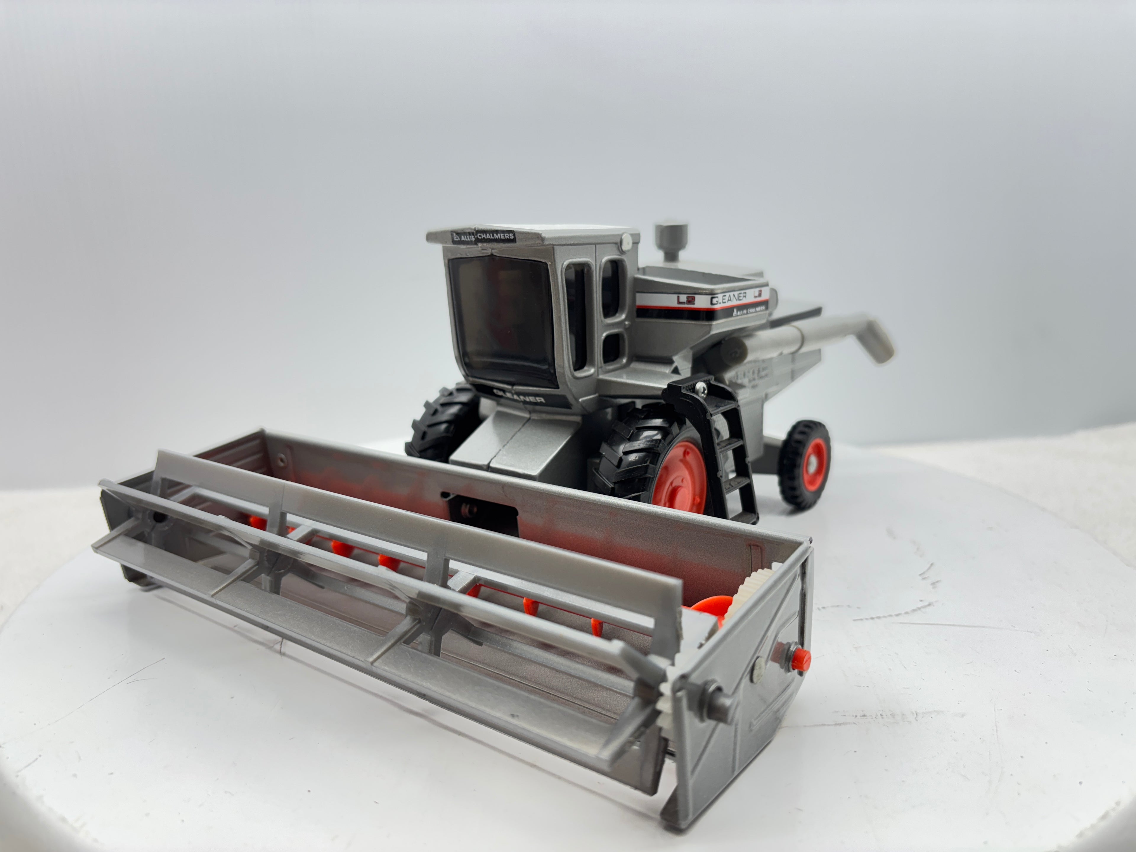 1/32 Allis-Chalmers Gleaner L2 Red Stripe