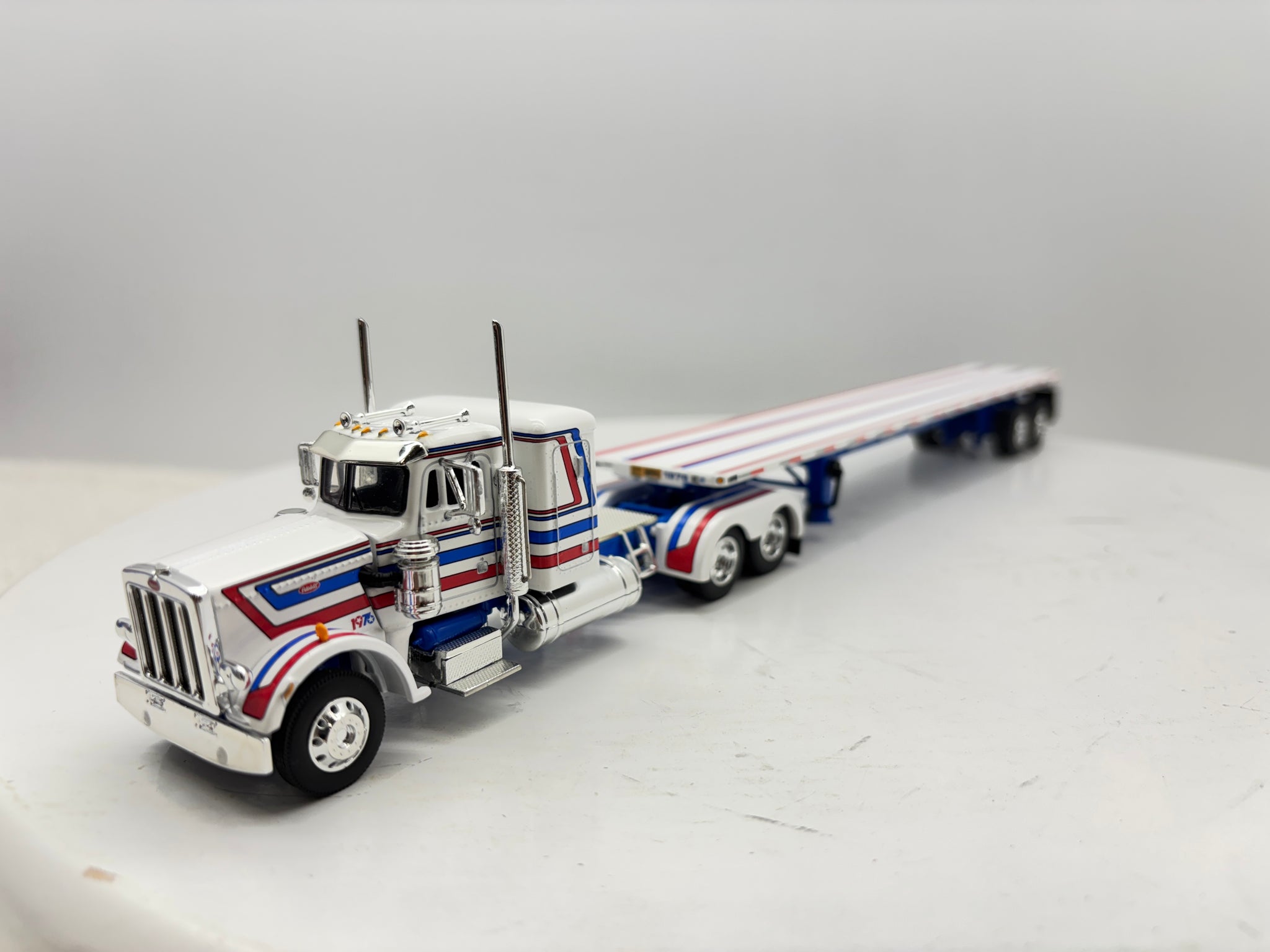 1/64 Peterbilt 359 36'' Flat Top Bicentennial