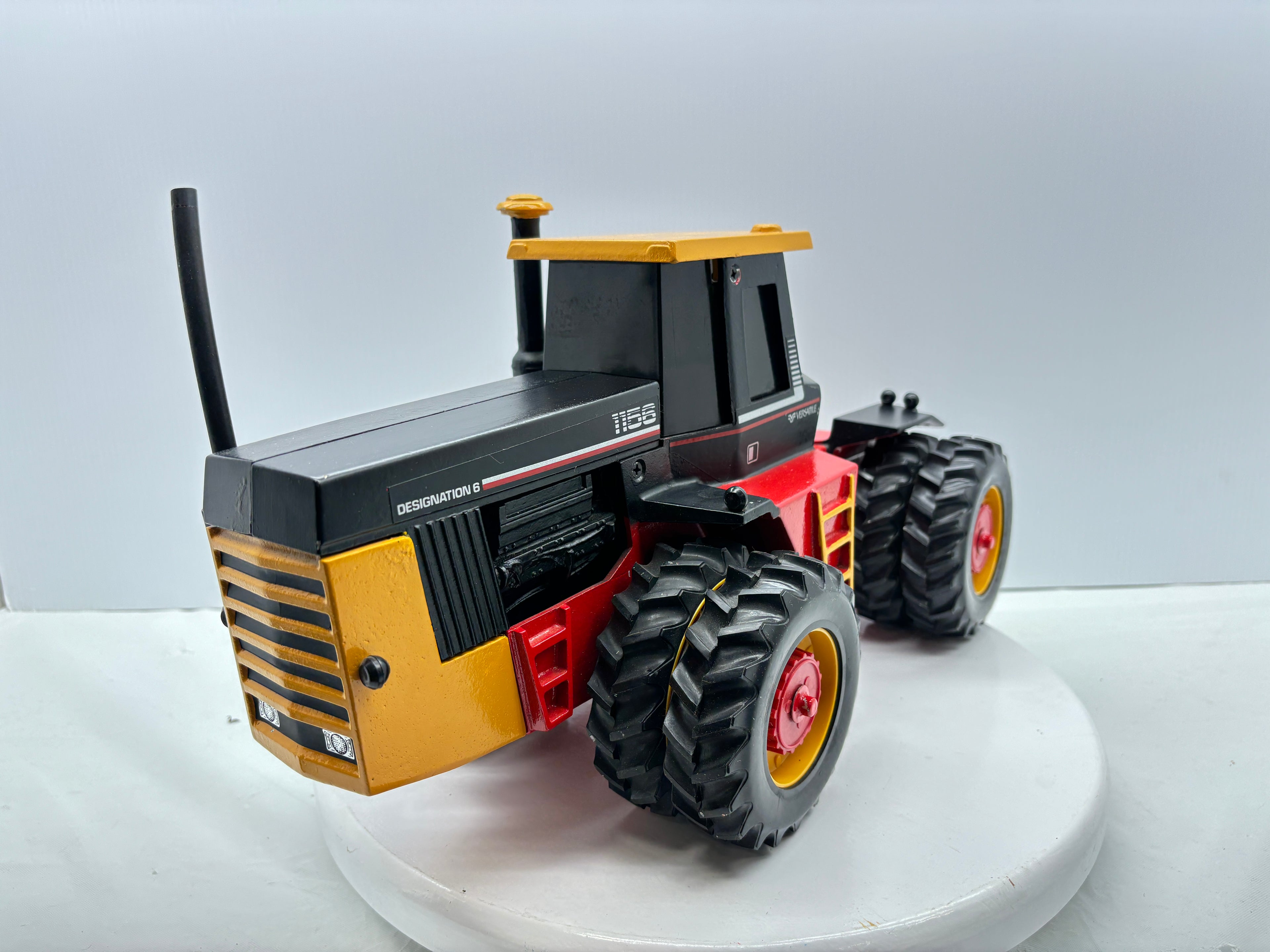 1/16 Versatile 1156 Red Axle