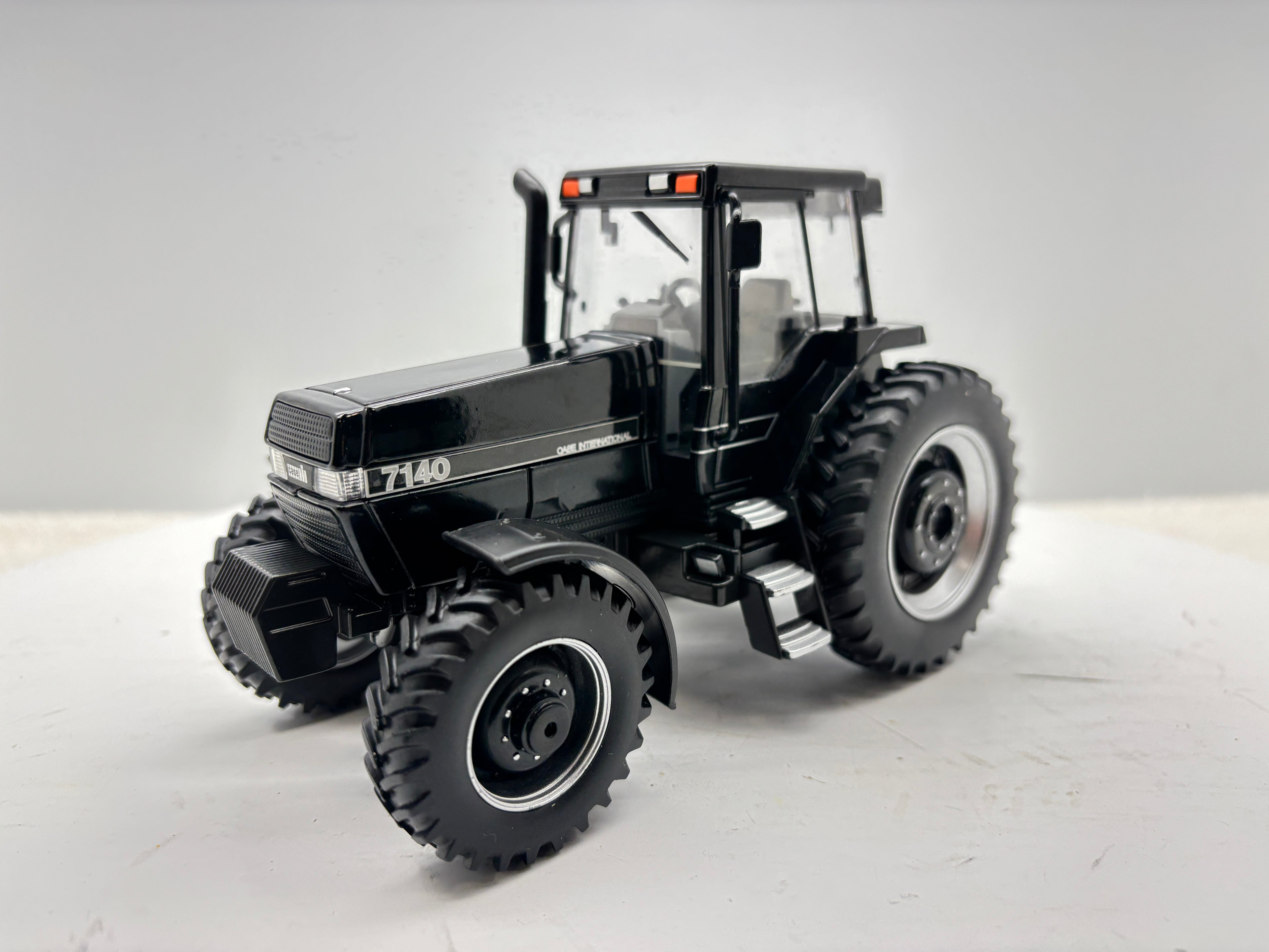 1/32 International Magnum 7140 Black