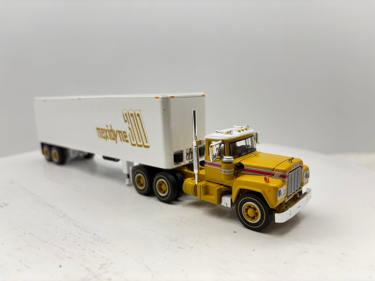 1/64 Mack R-Model Day Cab 125th
