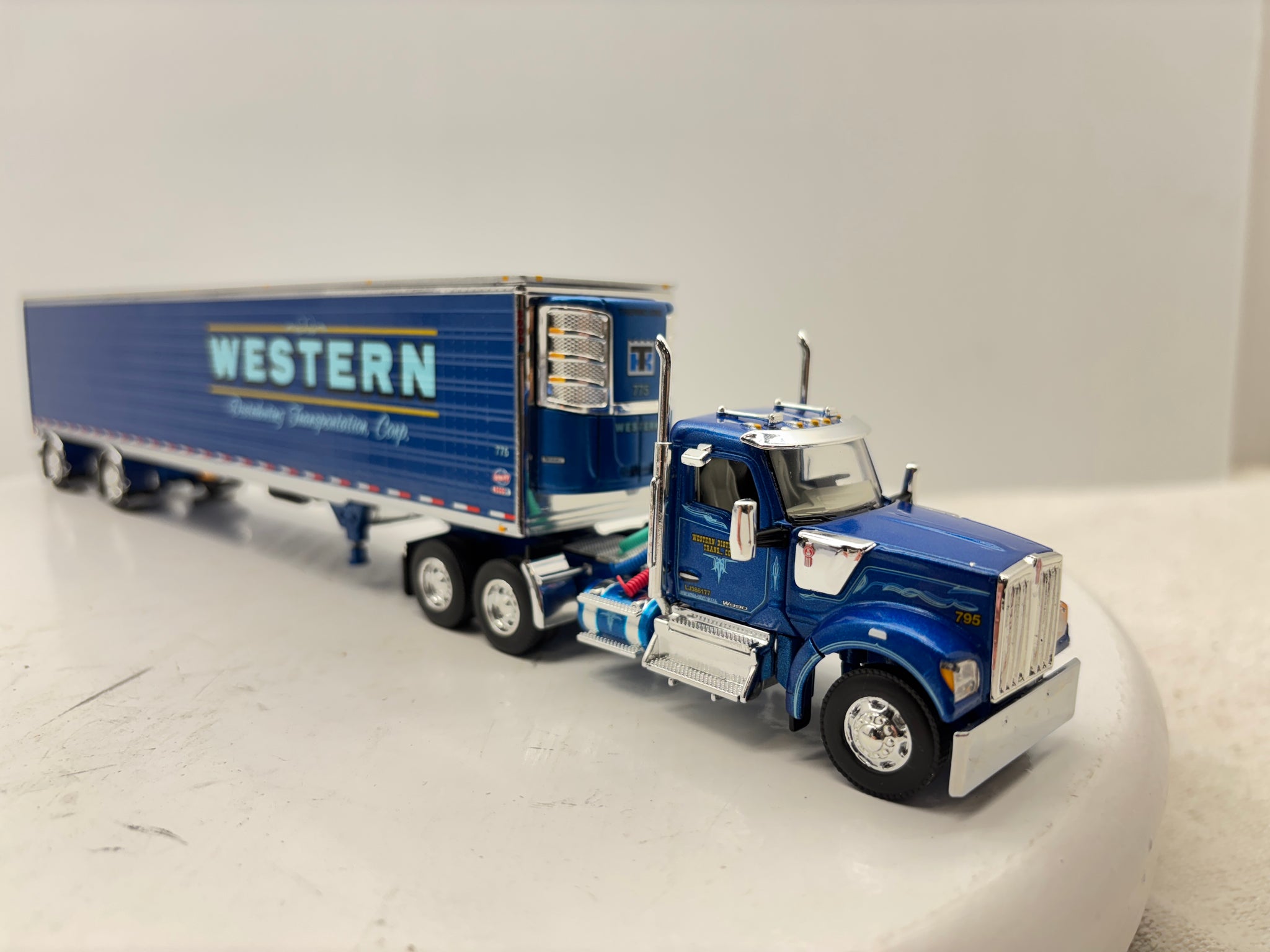1/64 Kenworth W990 Day Cab (Western)
