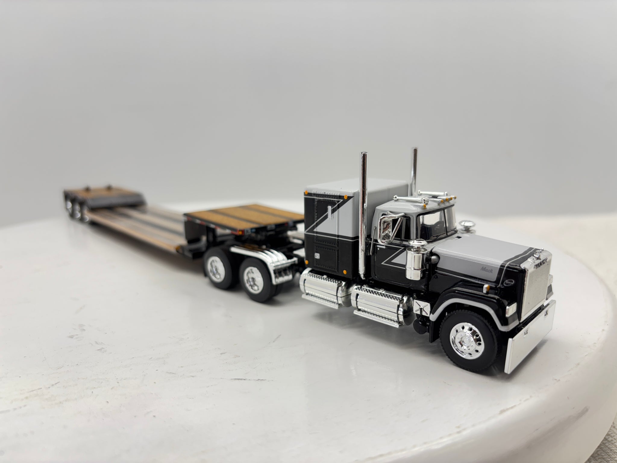 1/64 Mack Super-Liner 60'' Flat top