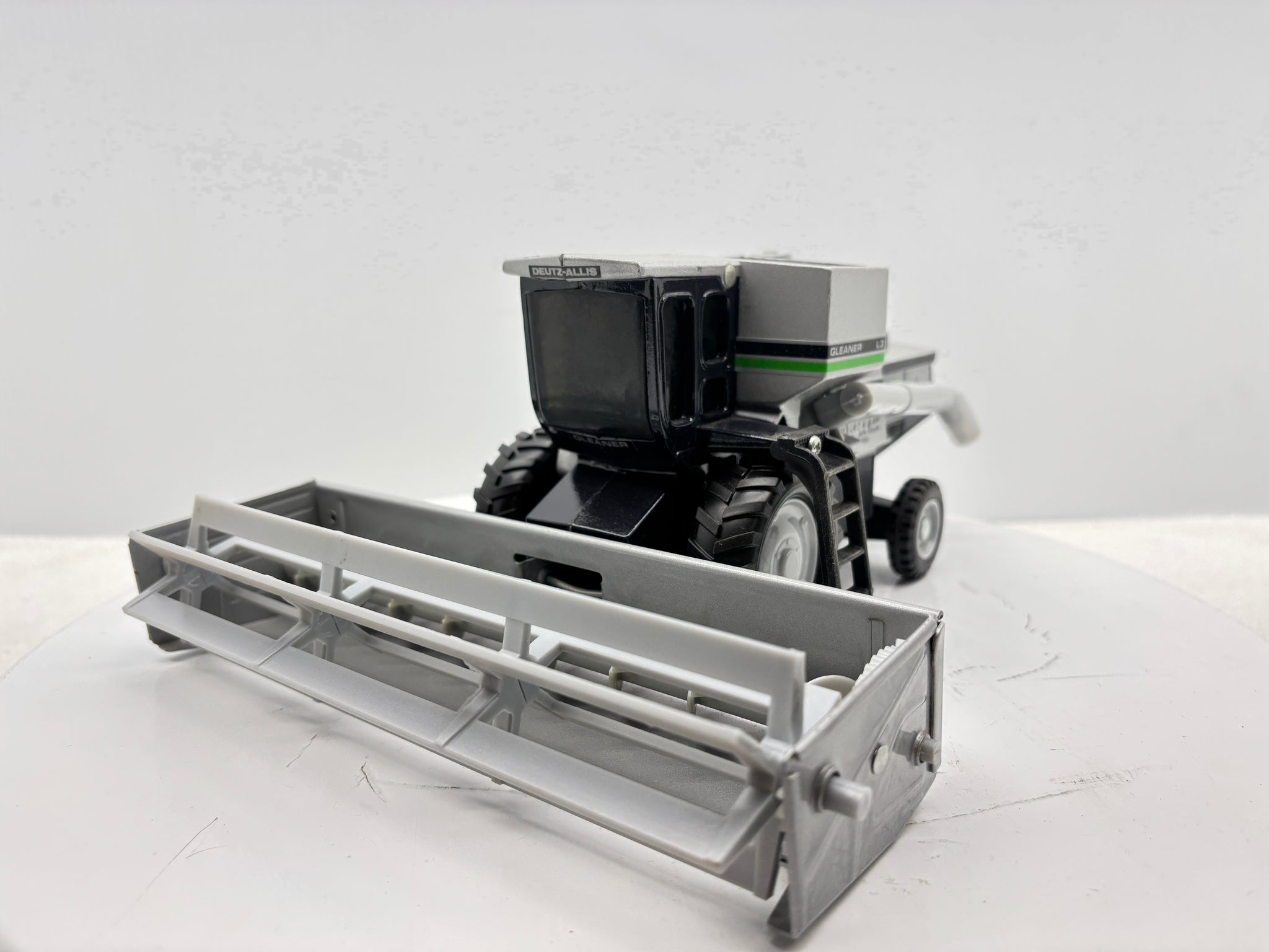 1/32 Duetz-Allis Gleaner L3 Green Stripe