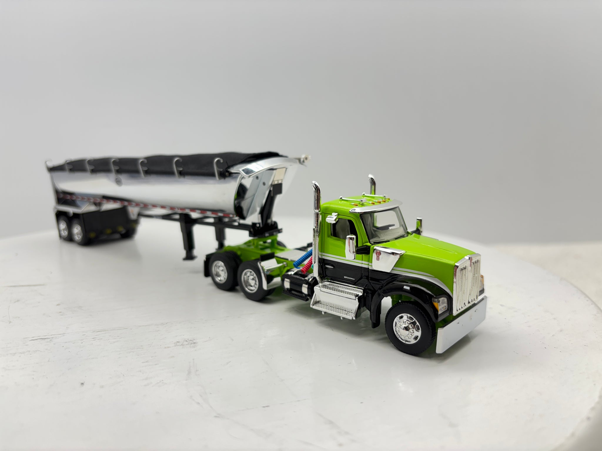 1/64 Kenworth W990 Day Cab (Green-Black)