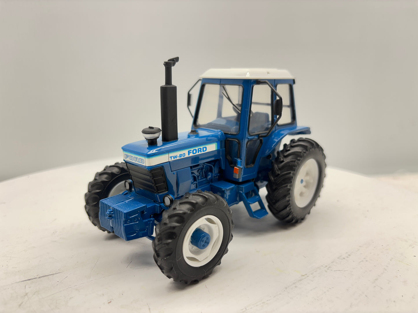 1/32  Ford TW-20