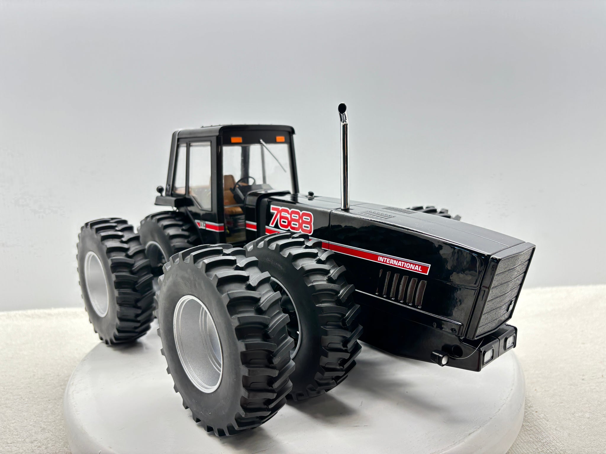 1/16 International 7688 Black