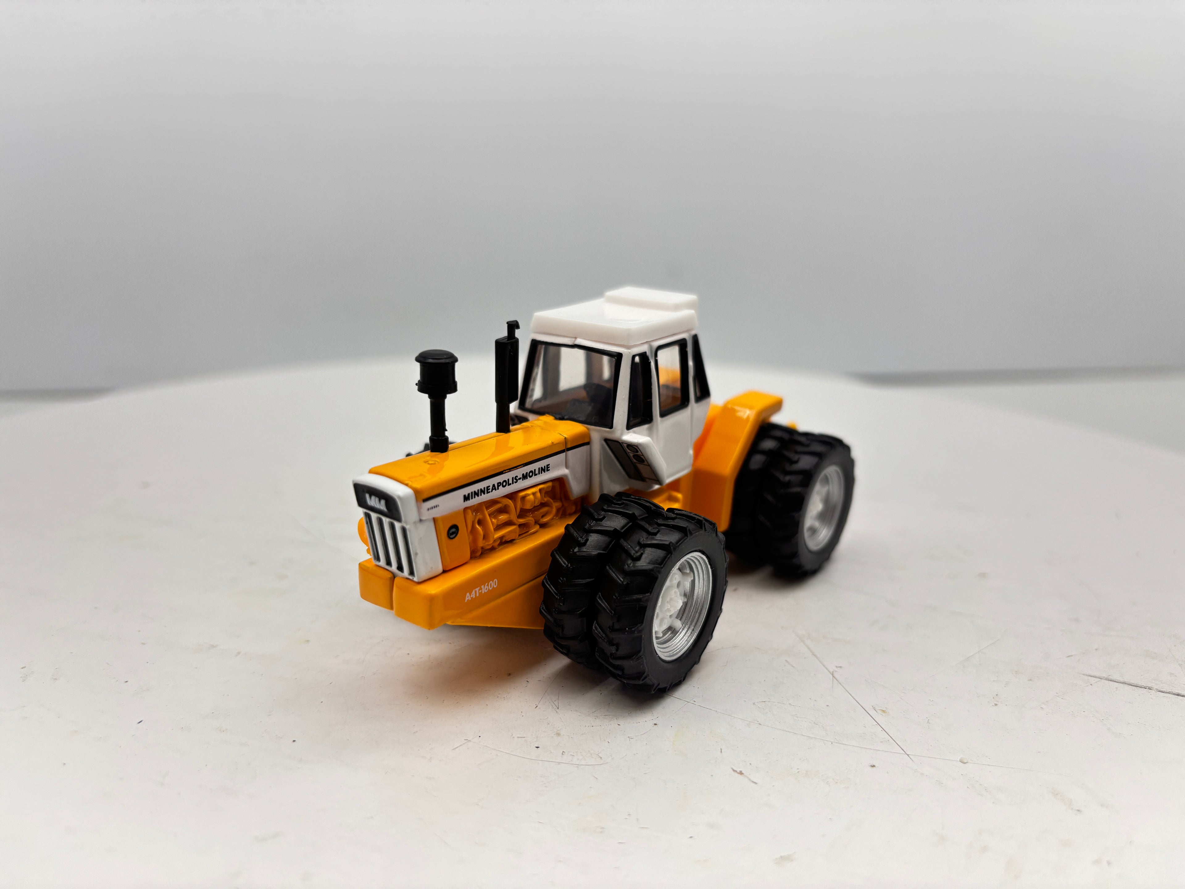 1/64 Minneapolis-Moline A4T-1600 Prestige