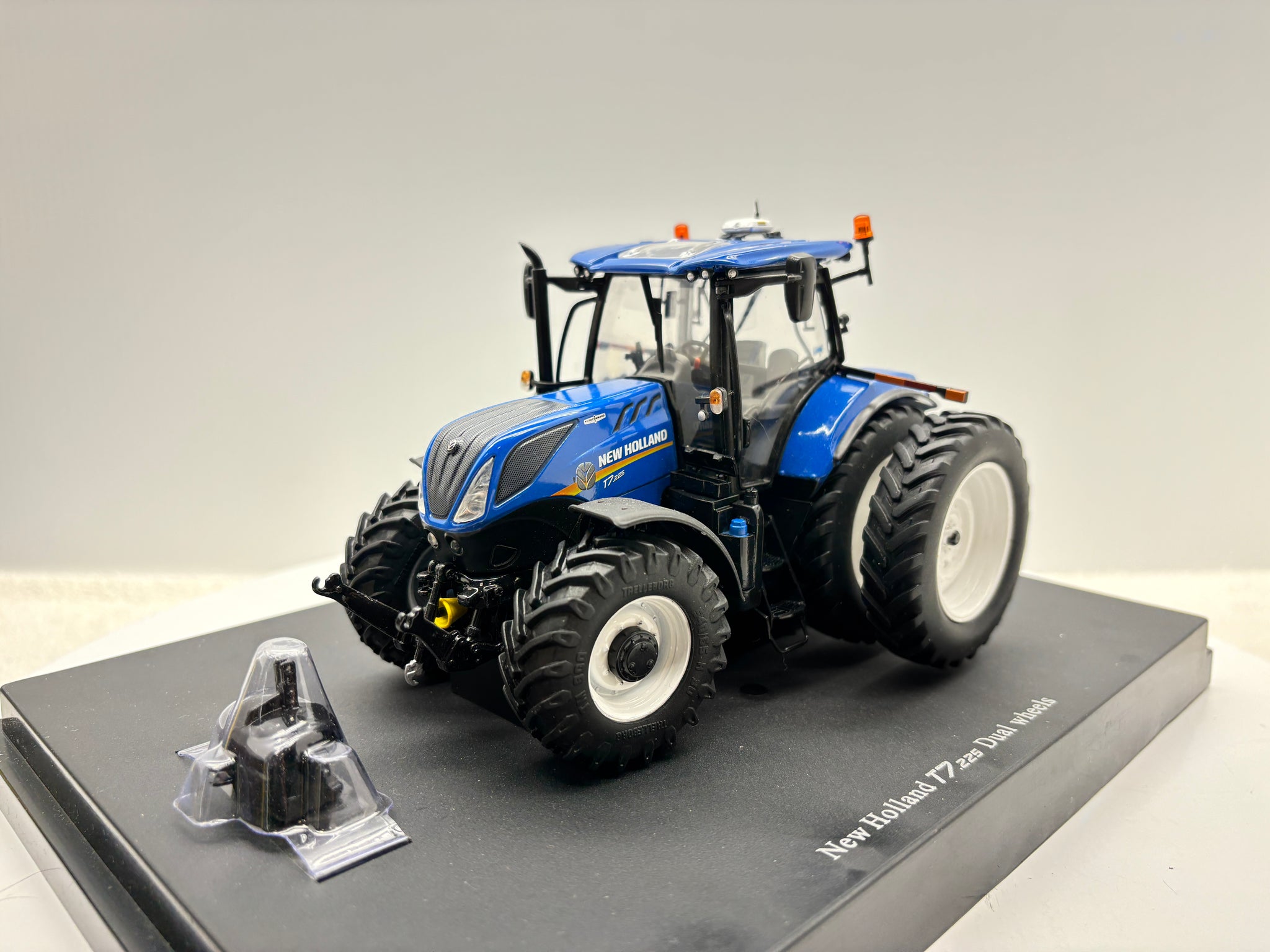 1/32 New Holland T7.225