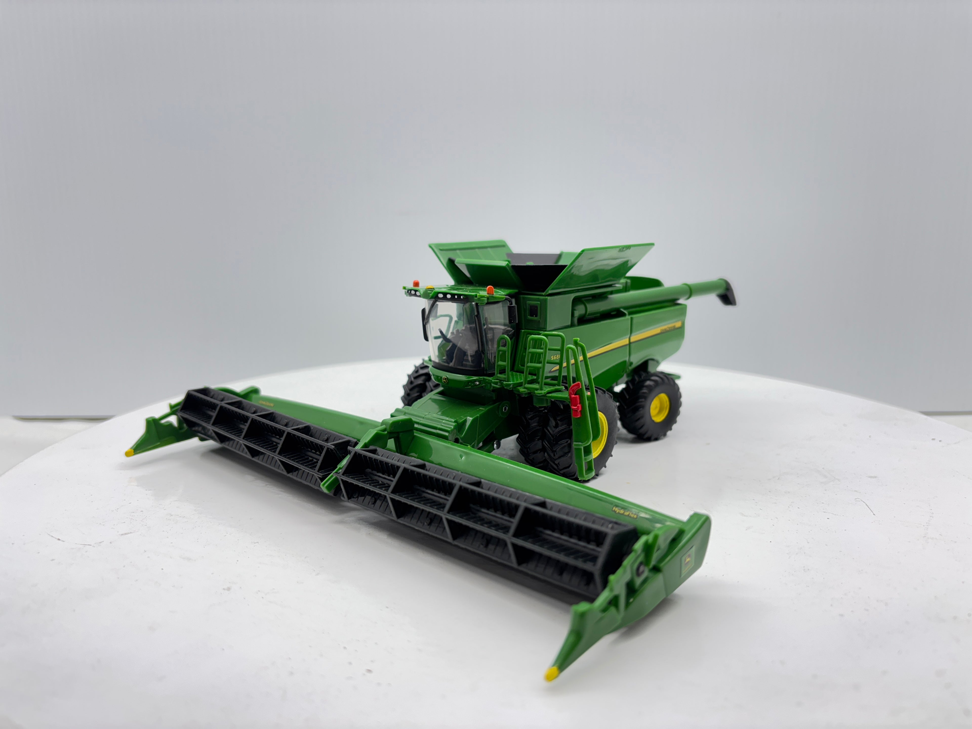1/64 John Deere S680