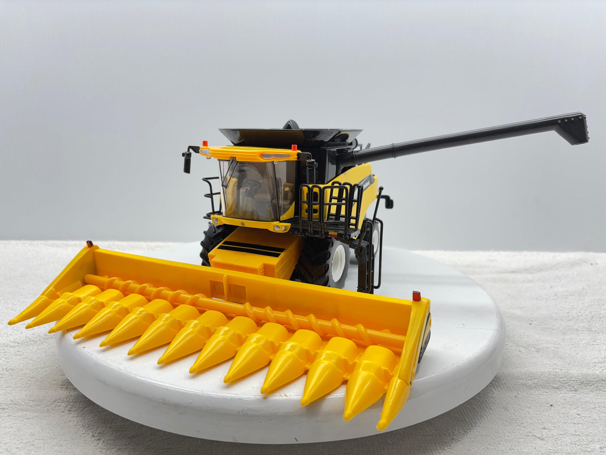 1/16 New Holland CR9060