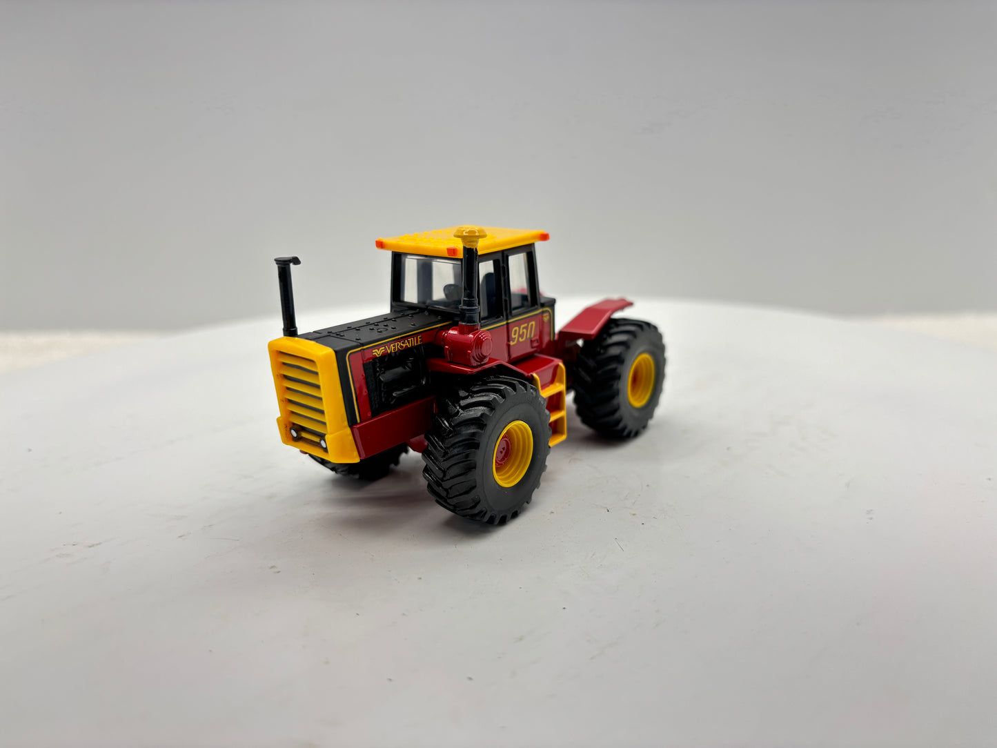 1/64 Versatile 950 Toy Farmer