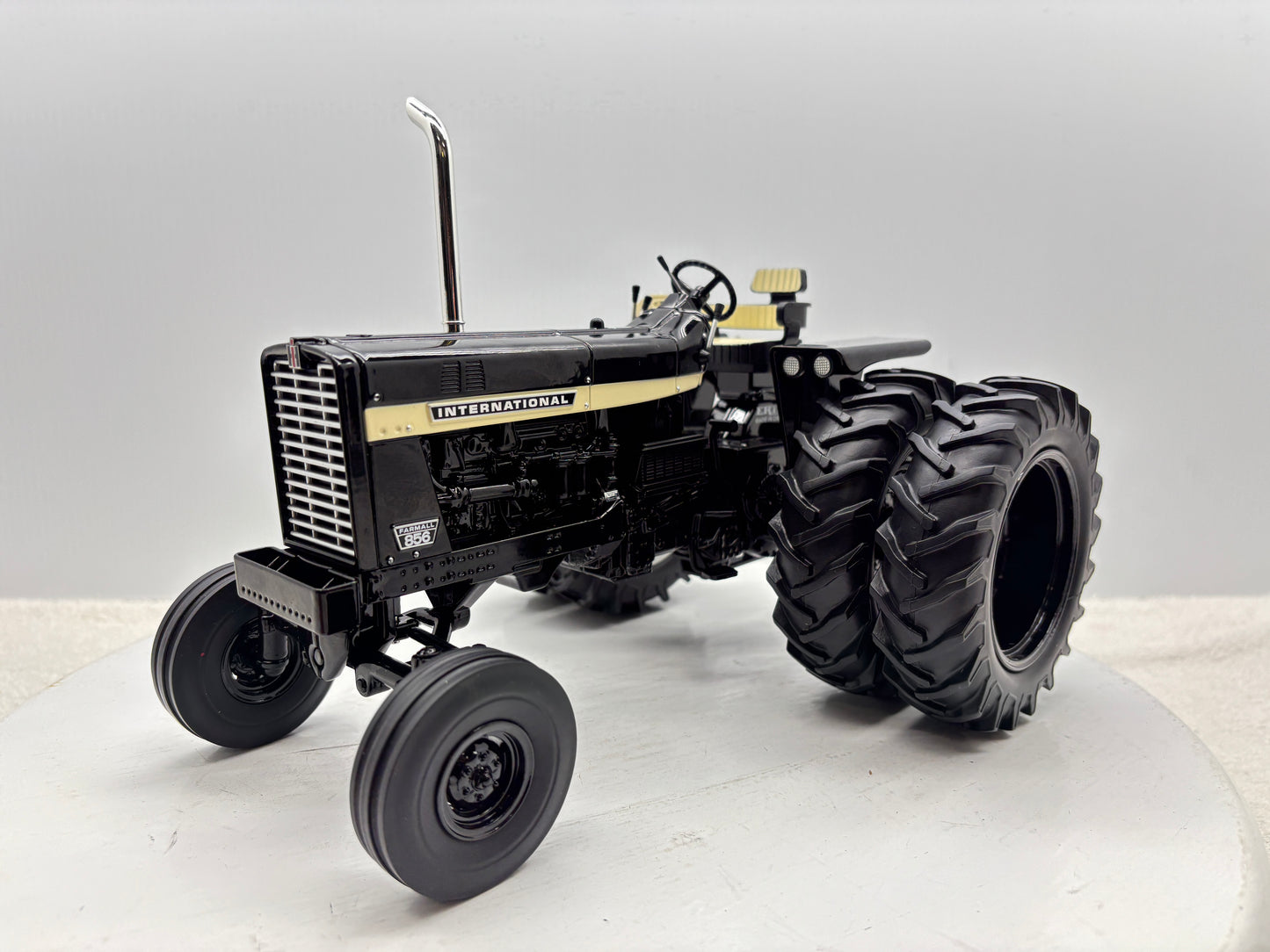 1/16  International 856 Black
