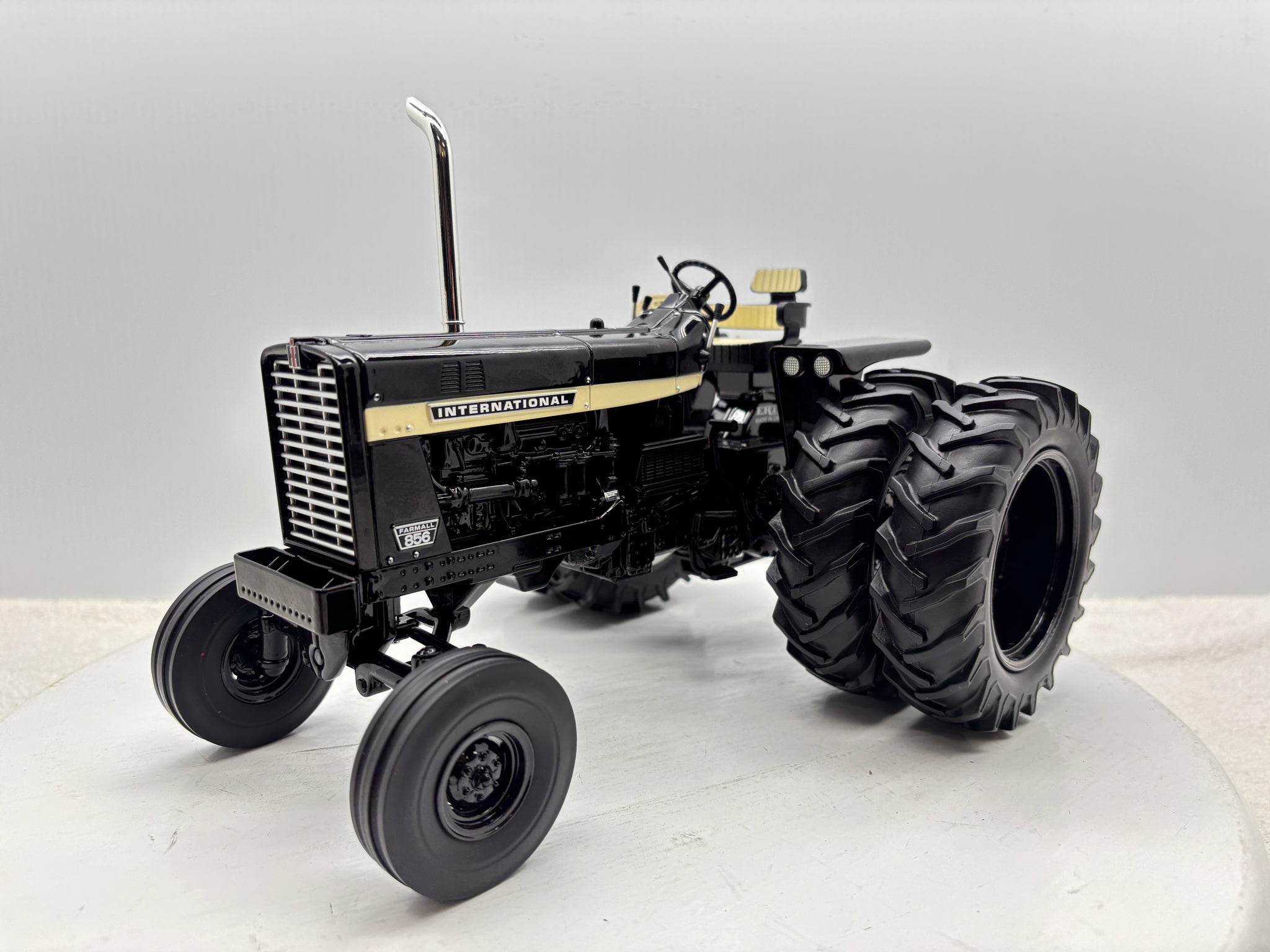 1/16  International 856 Black