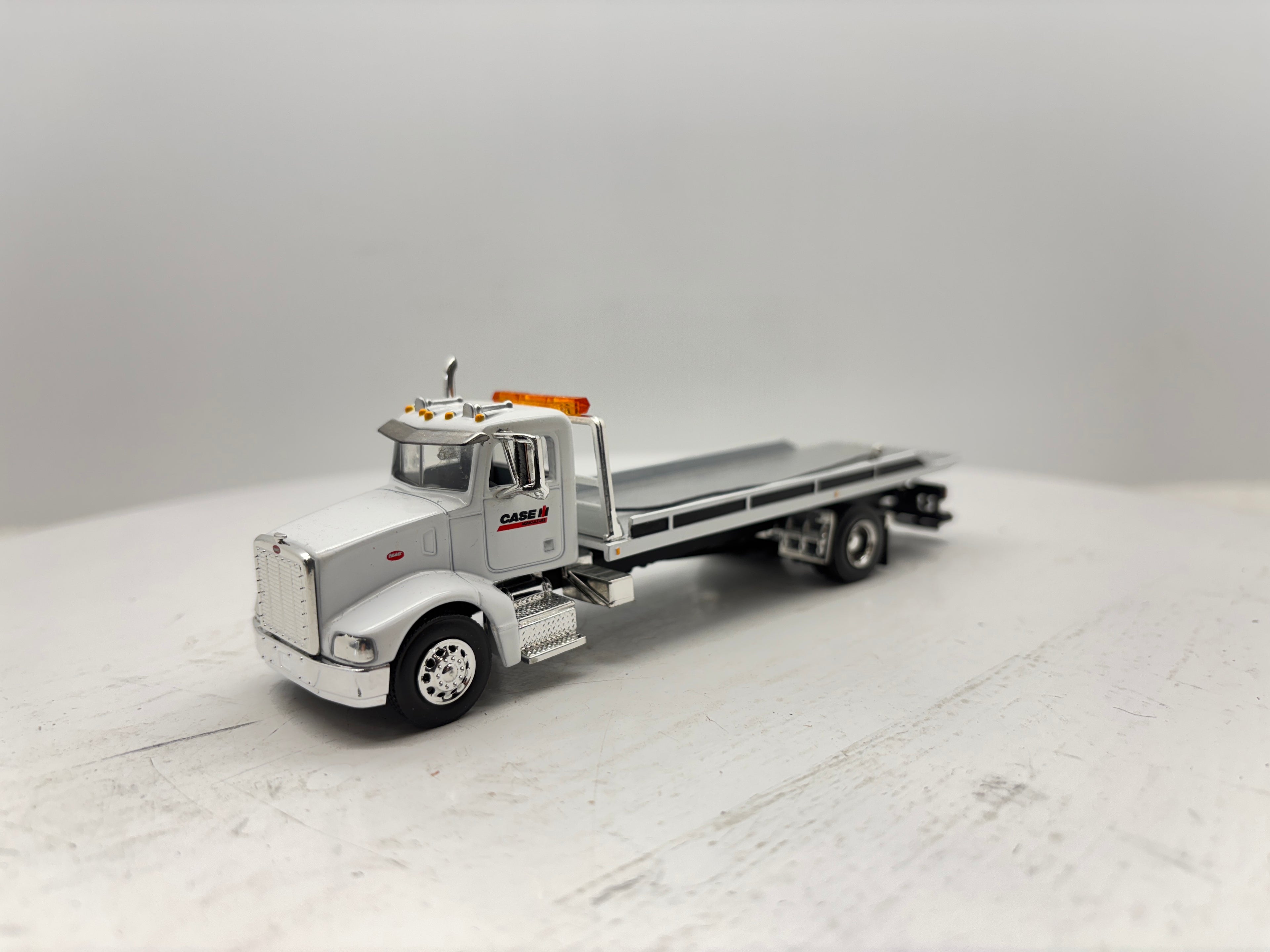 1/64 Peterbilt 385 Rollback White