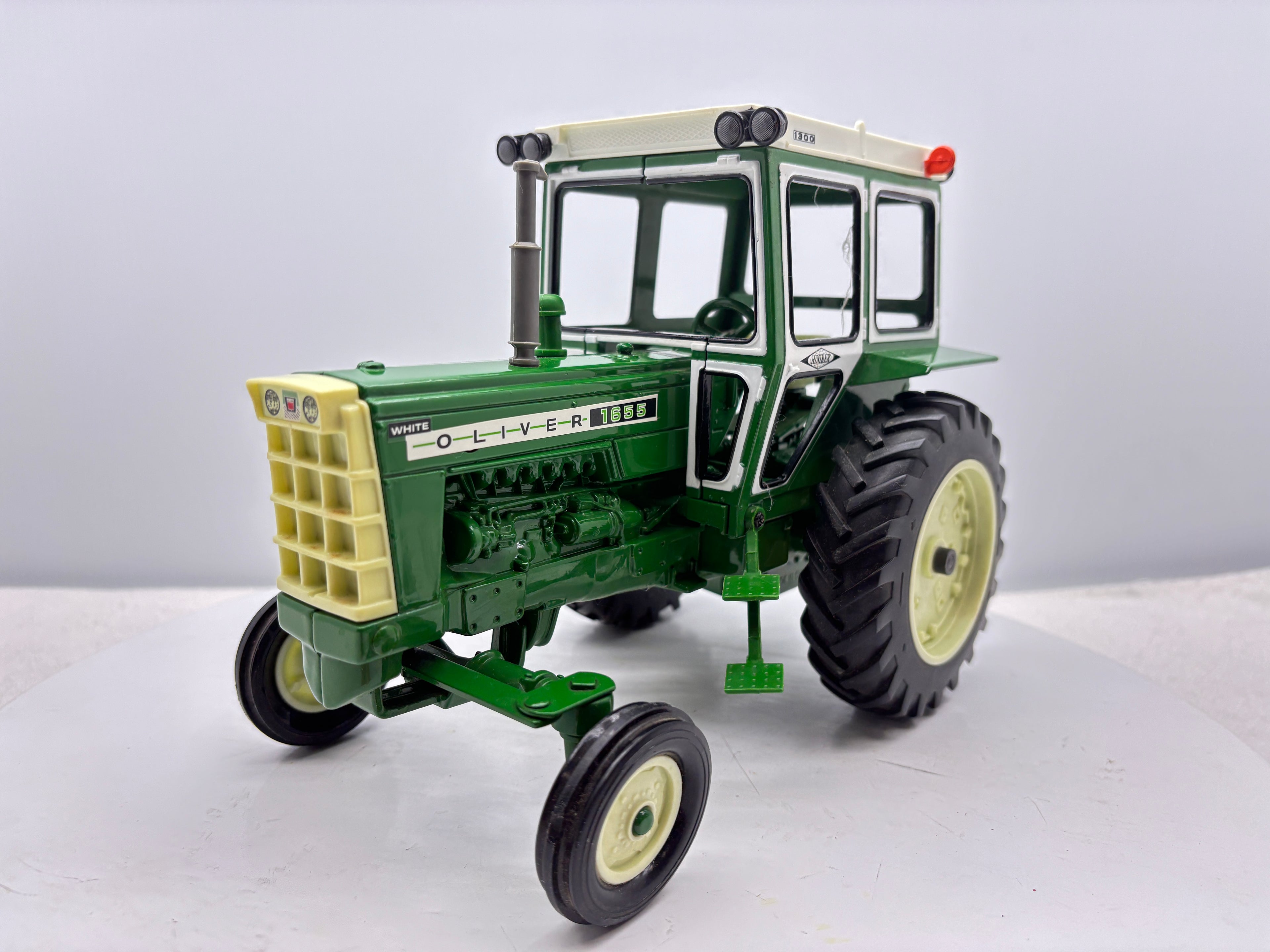 1/16 Oliver 1655 with Hiniker Cab