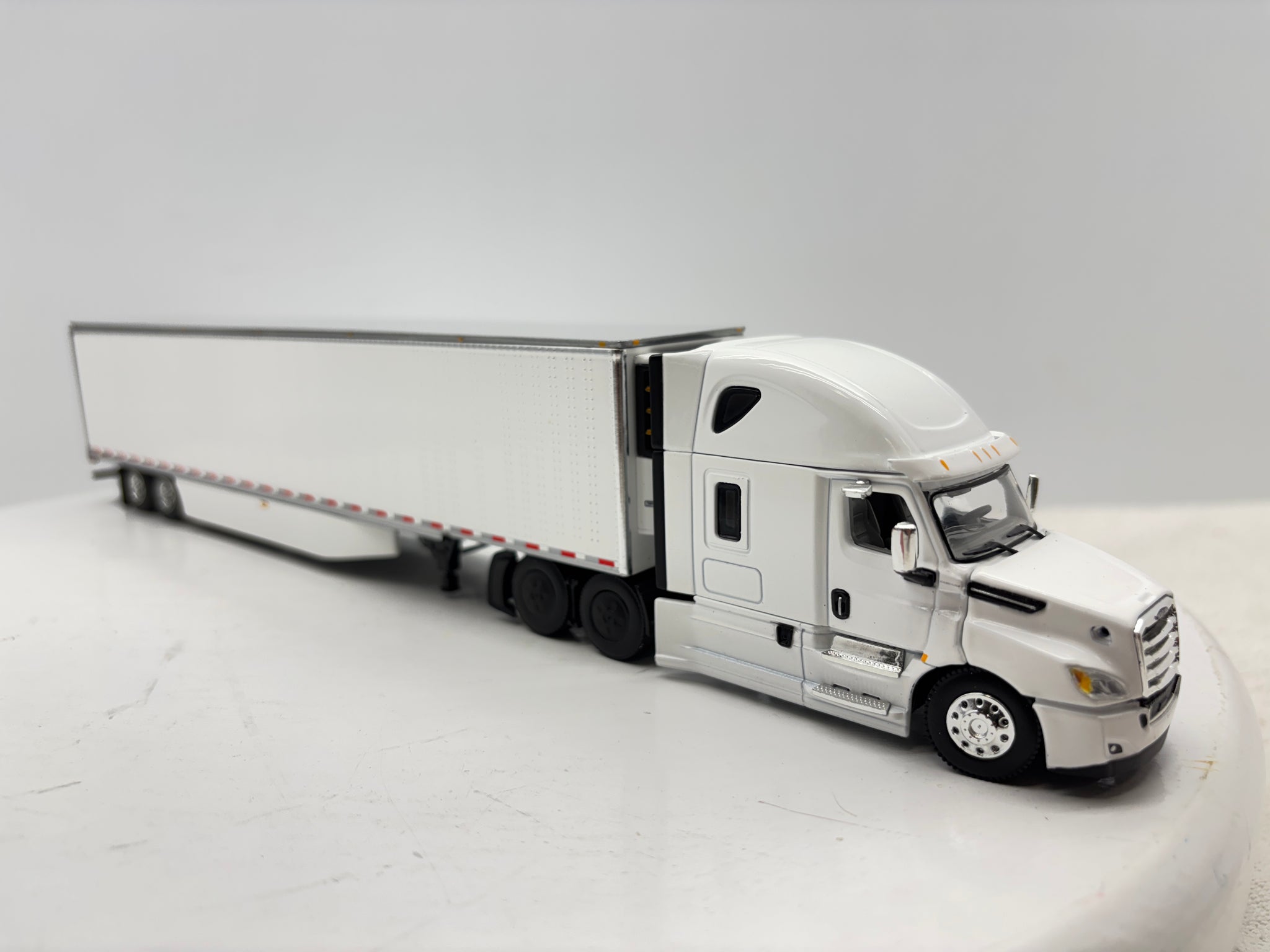 1/64 Freightliner Cascadia High Roof (White)