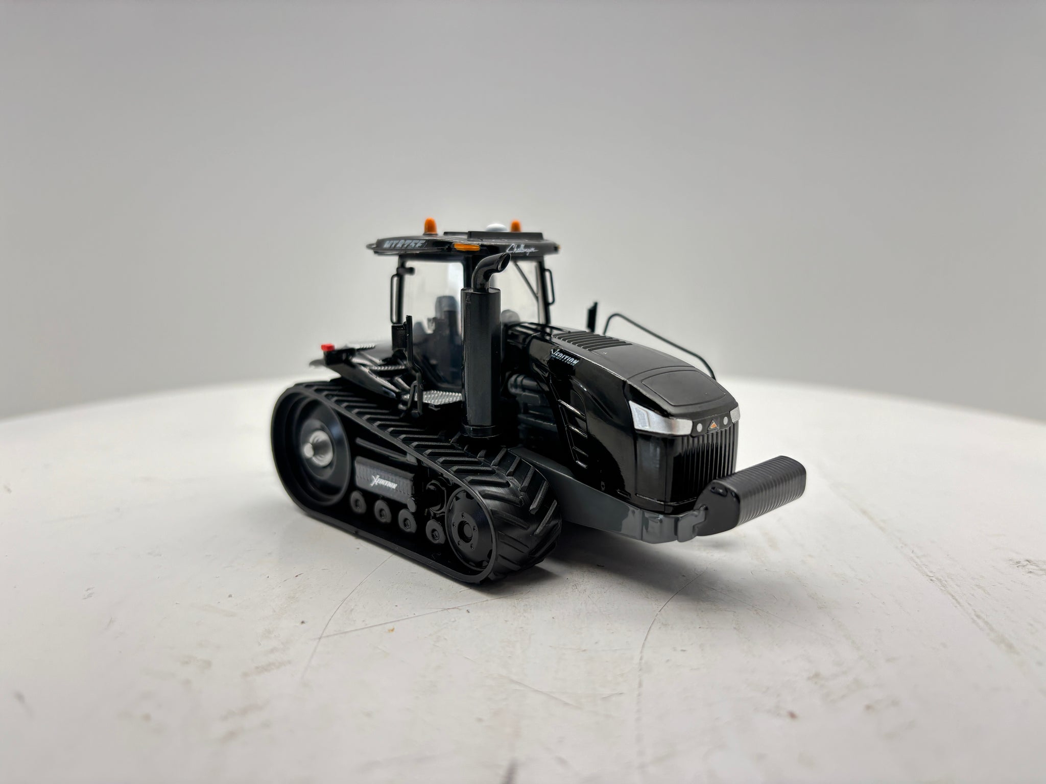 1/64 Challenger MT875E Black