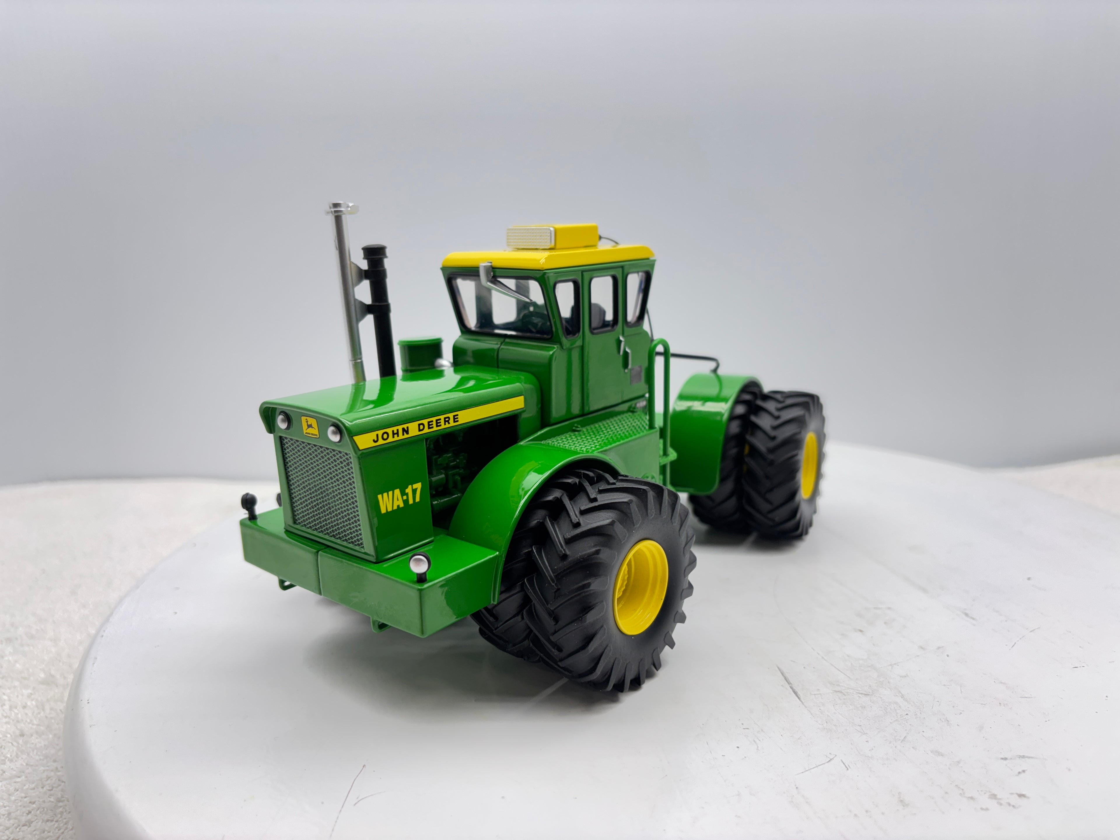 1/32 John Deere WA-17 Prestige