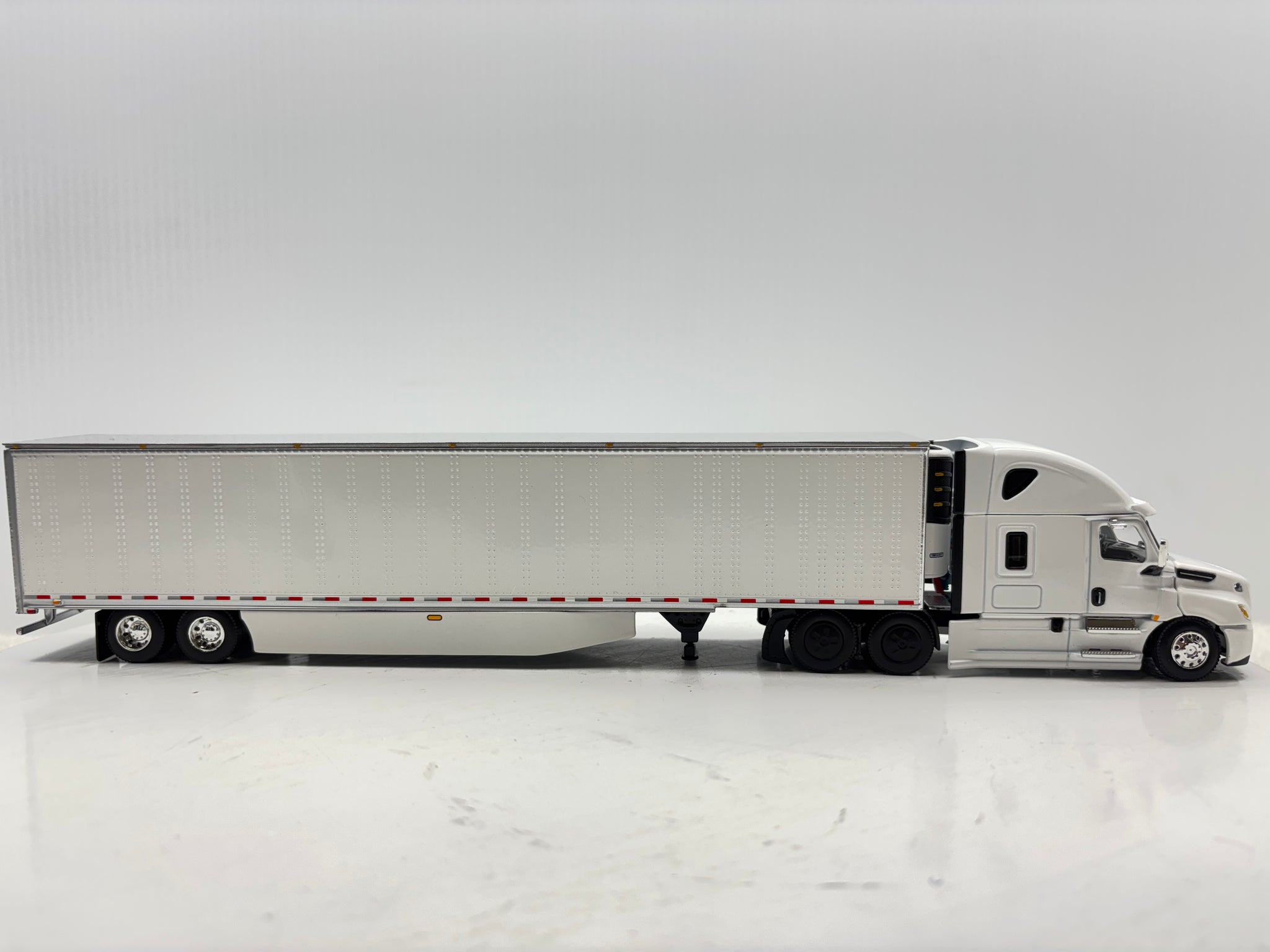 1/64 Freightliner Cascadia High Roof (White)