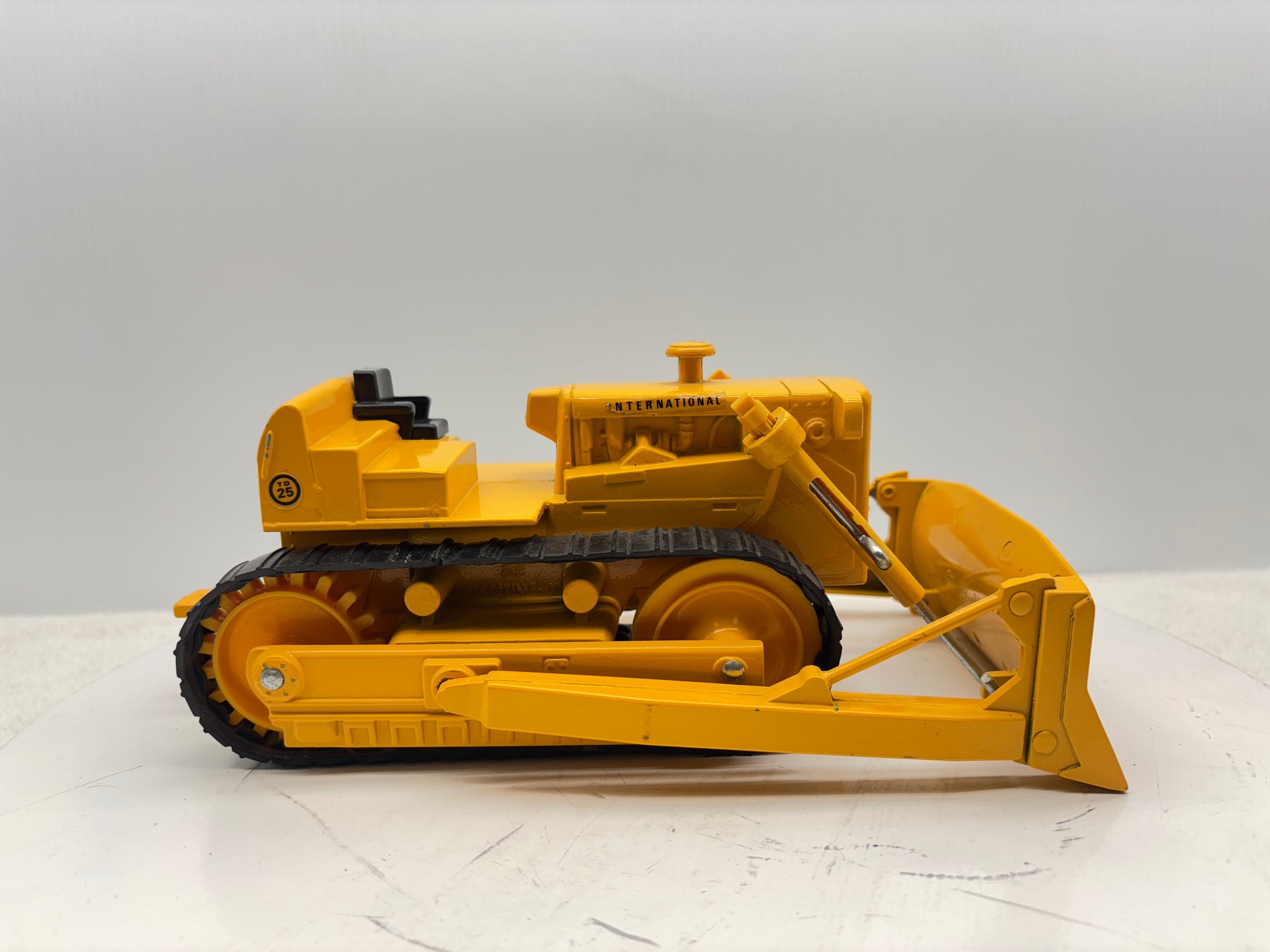 1/16 International TD-25 Crawler