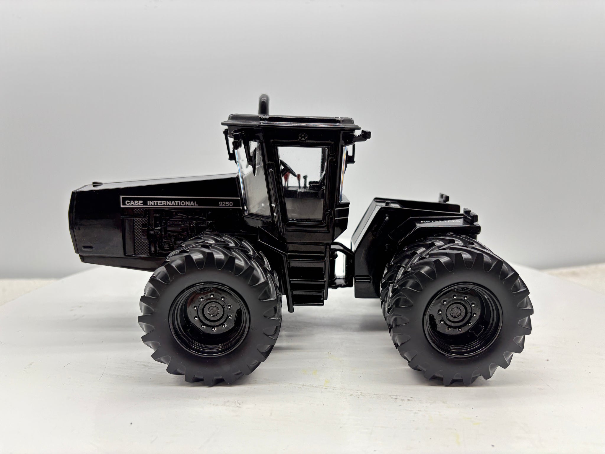 1/32 Case IH 9250 NFTM Black Chaser